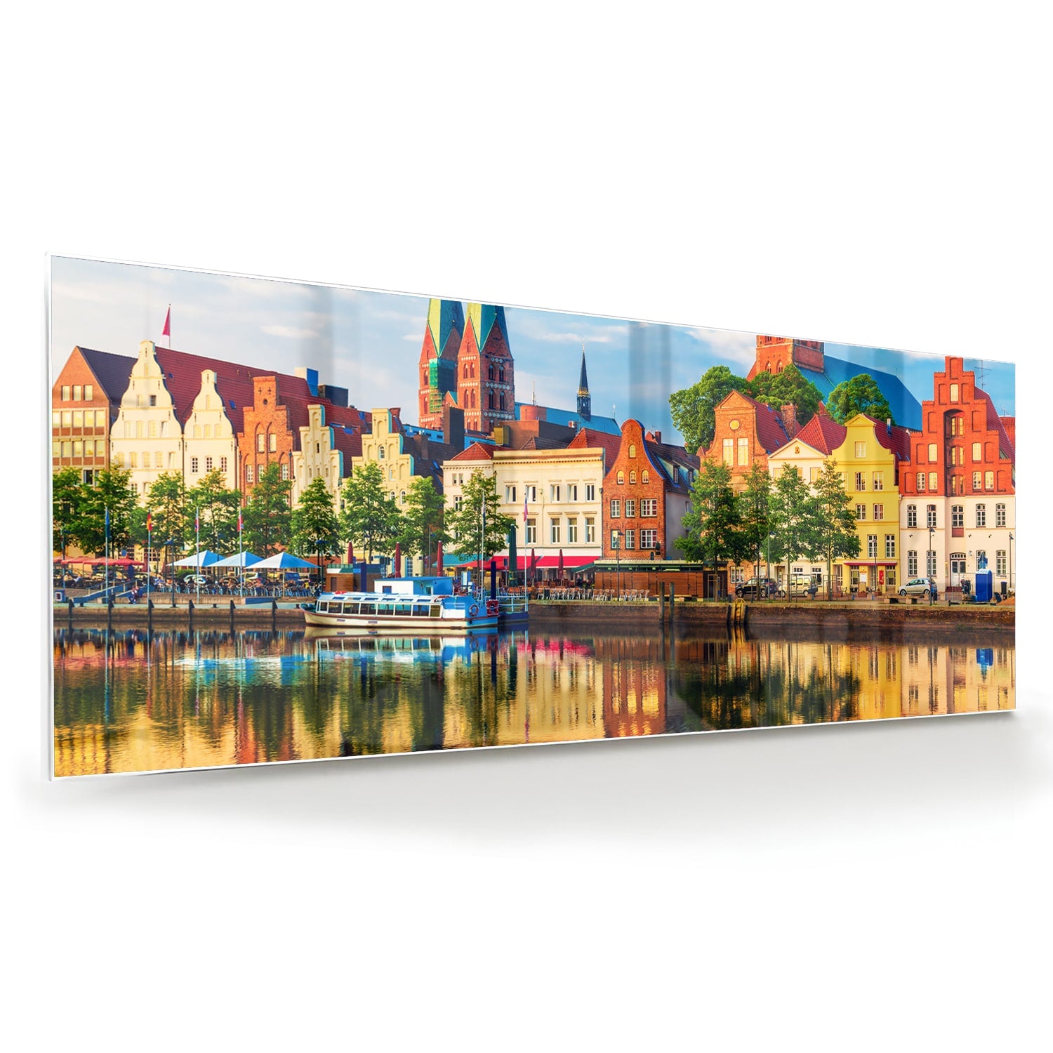 Kleurrijk glazen schilderij van een stadszicht met reflecties in het water