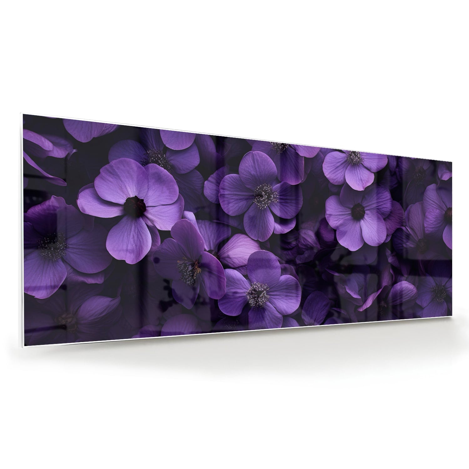 Paarse bloemen op een glazen schilderij aan de muur in een moderne woonkamer.