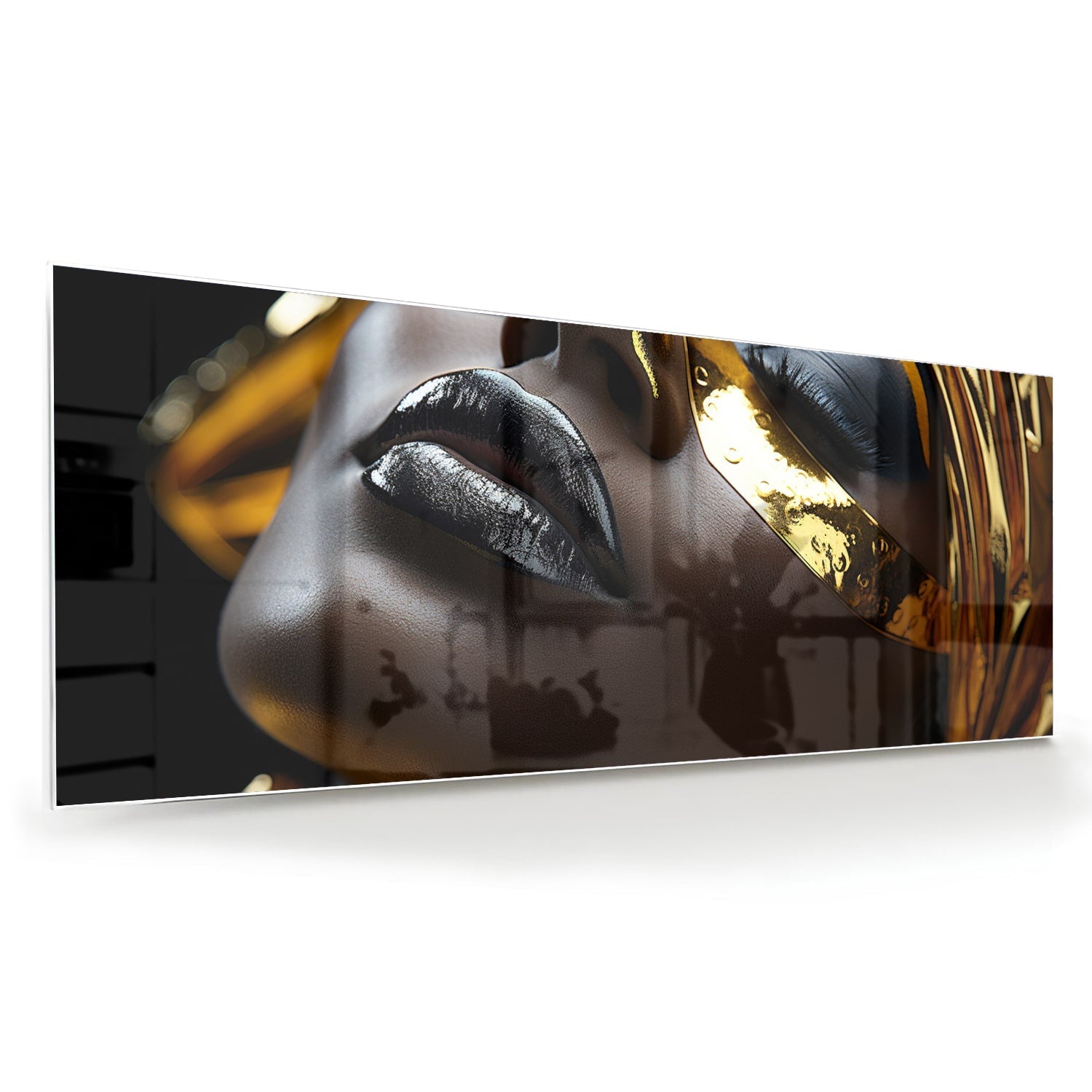 Glazen schilderij van een vrouwelijk gezicht met gouden accenten op een muur.