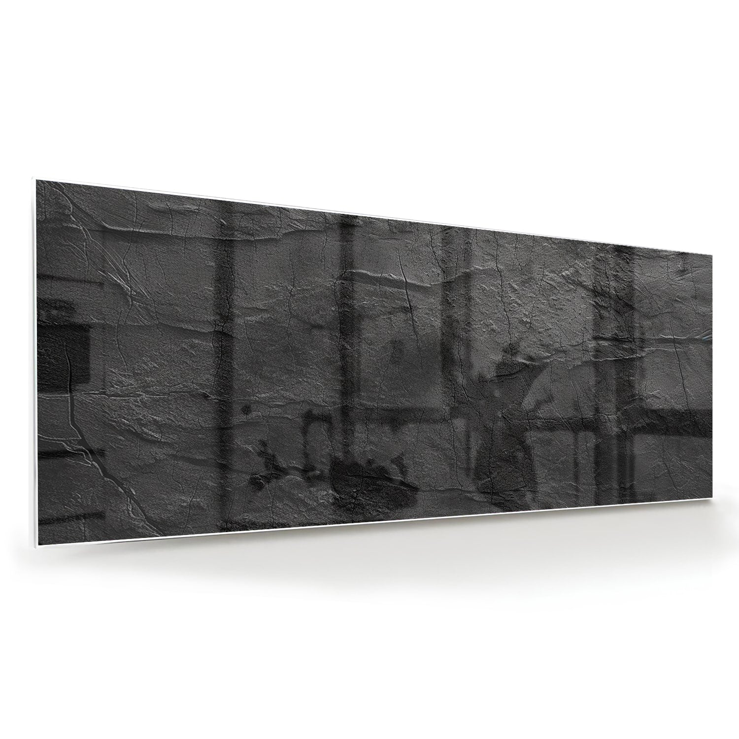 Abstract glazen schilderij in zwart en wit hangt aan de muur in een moderne woonkamer.