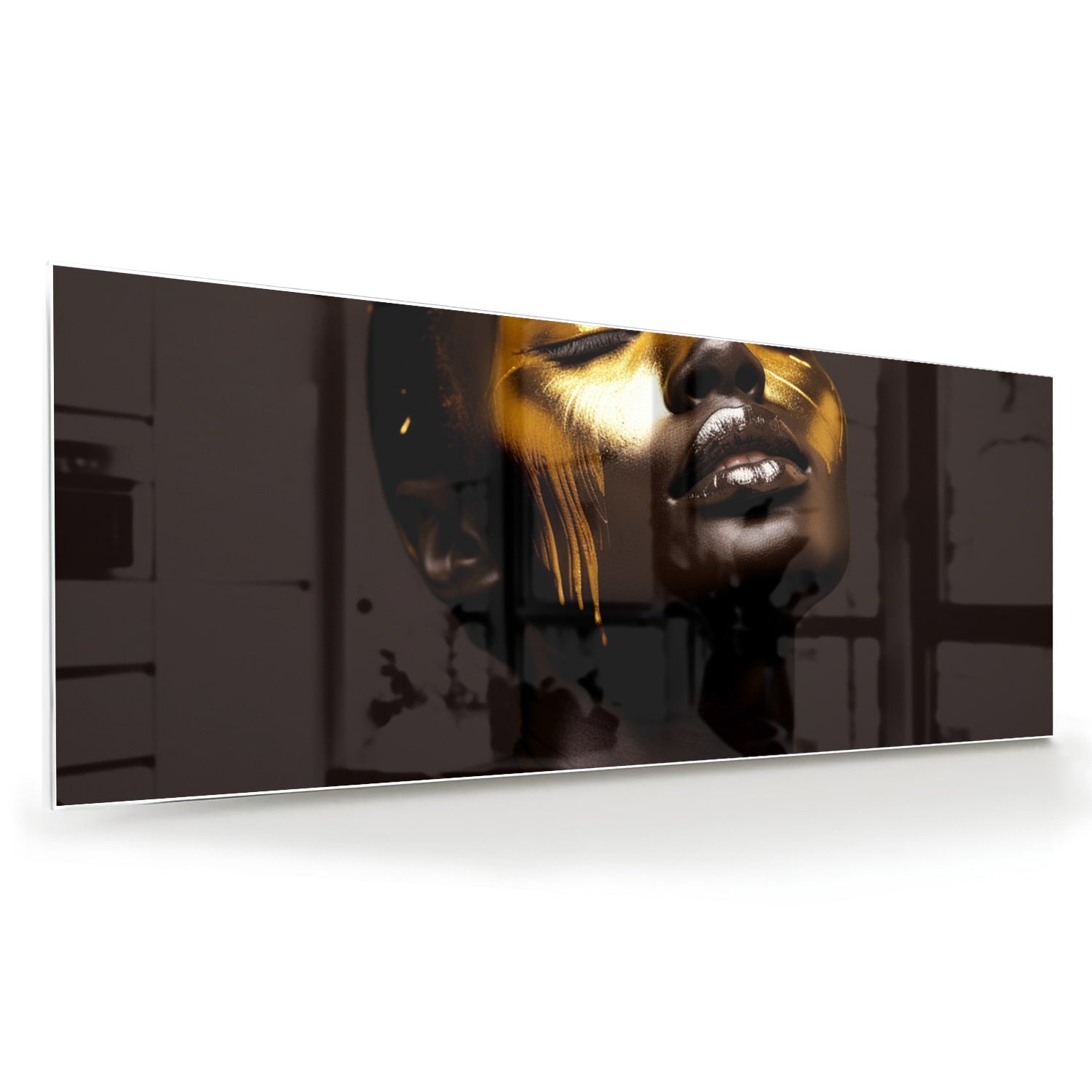 Glazen schilderij met een vrouwelijk gezicht in gouden tinten op een witte muur.