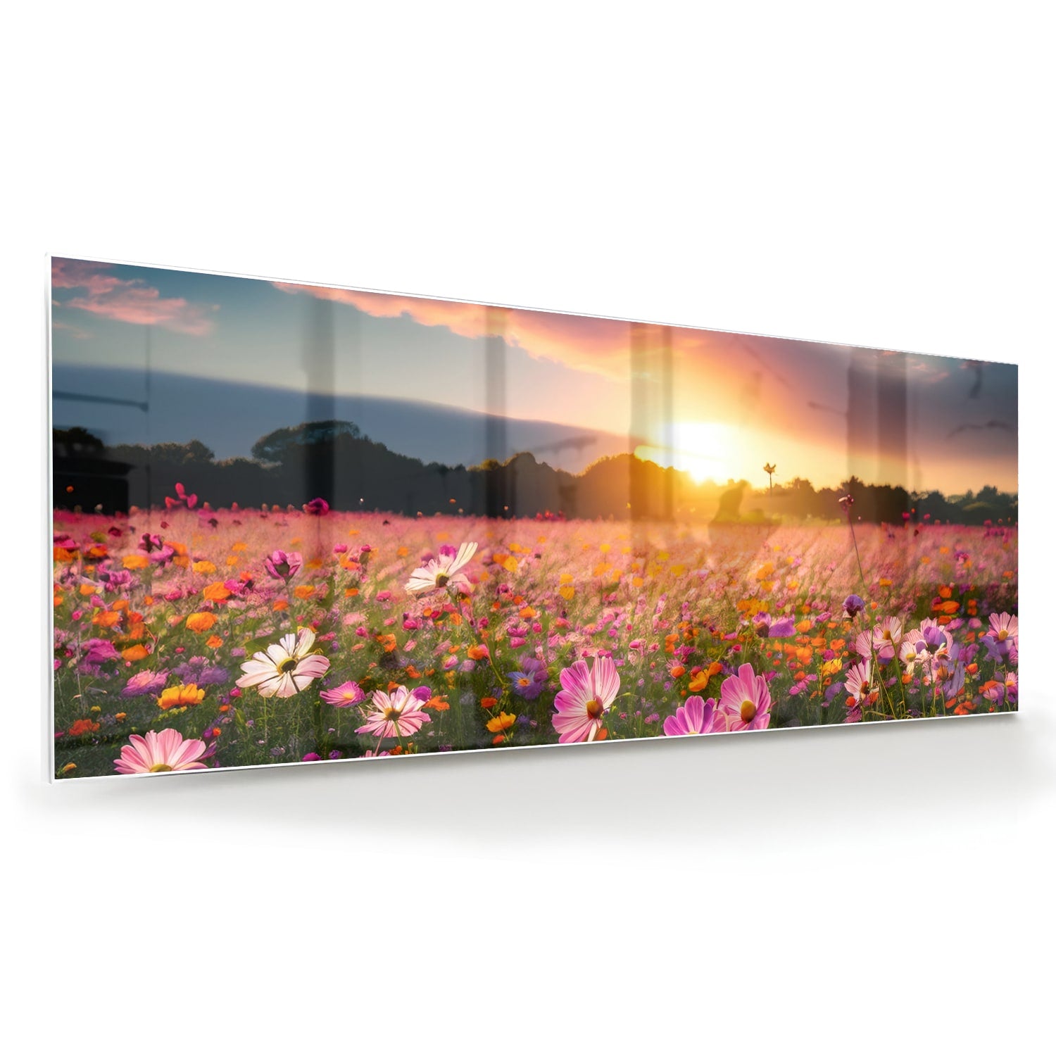 Glazen schilderij van een zonsondergang boven een kleurrijk bloemenveld.