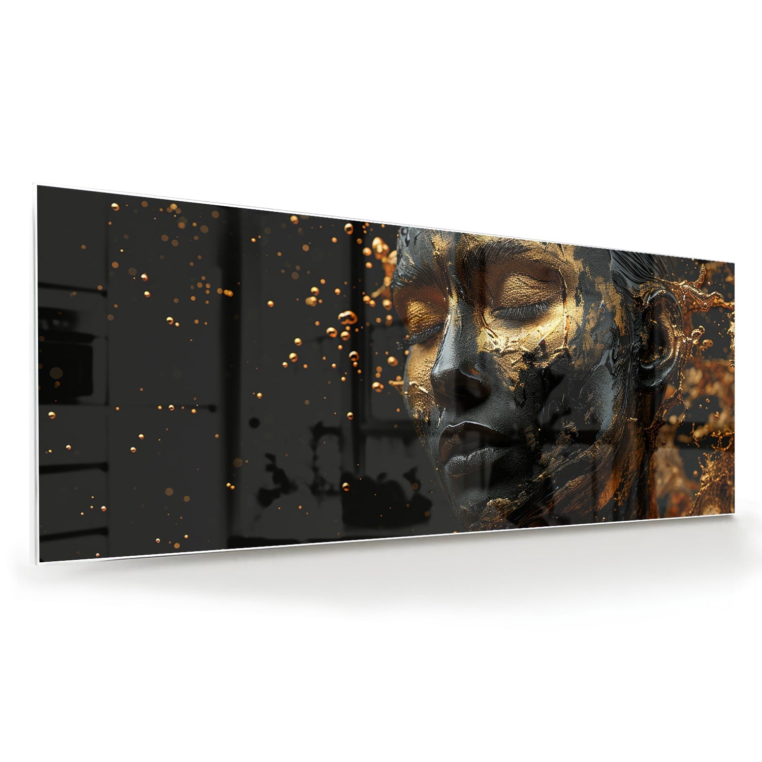 Glazen schilderij met een gouden vrouwelijk portret aan de muur