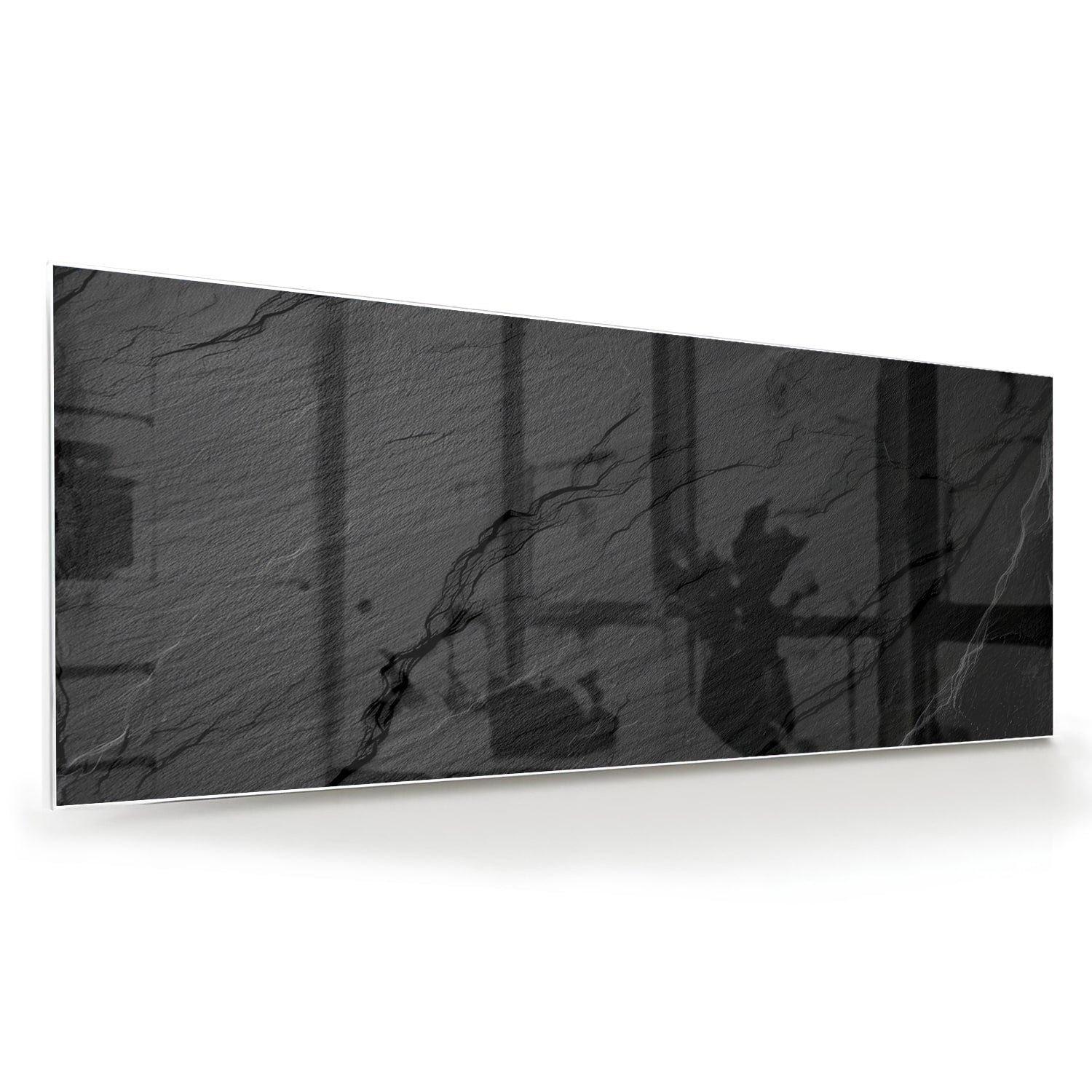 Modern glazen schilderij met abstracte zwart-witte patronen aan de muur.