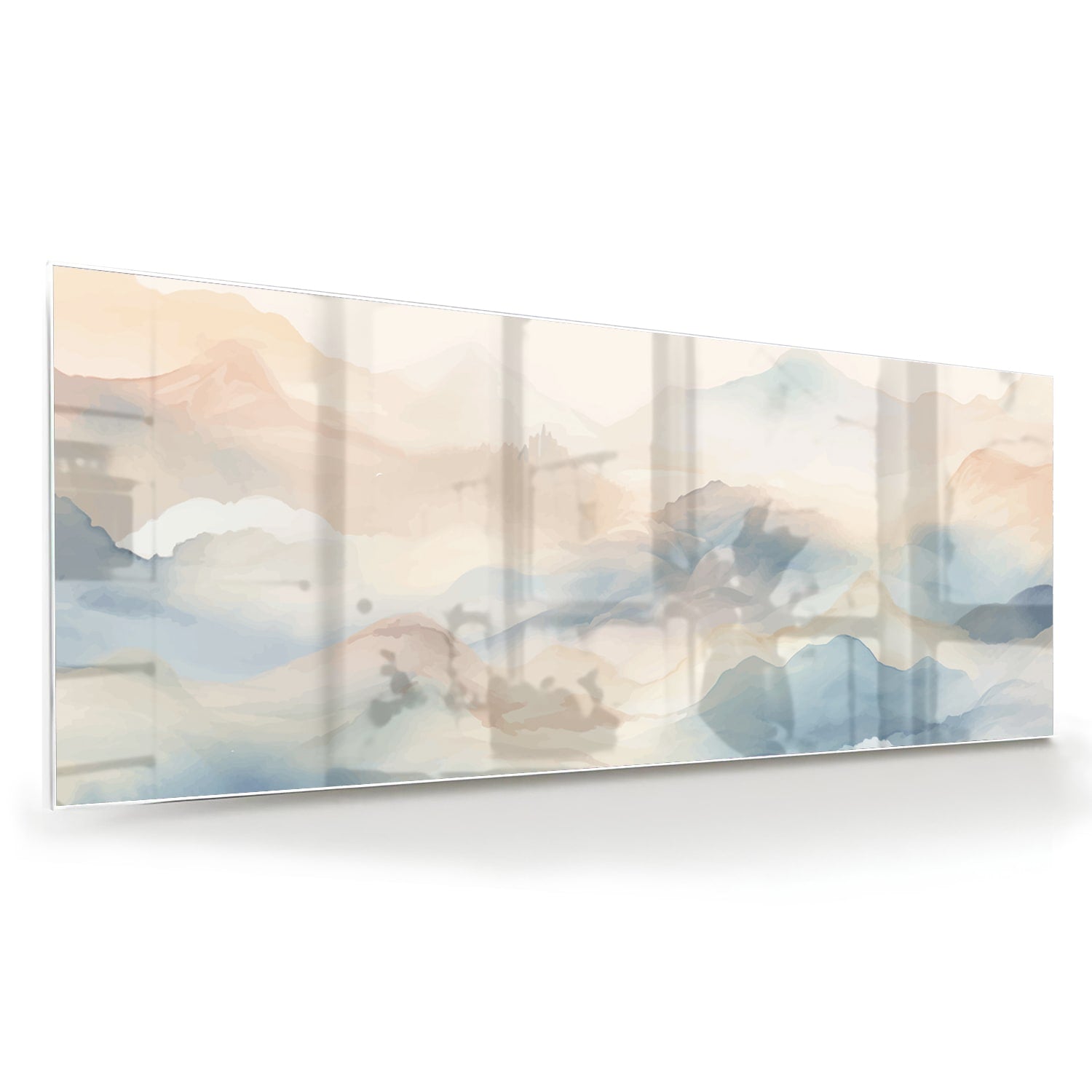 Glazen schilderij met een dromerig berglandschap in zachte blauwe en aardetinten.