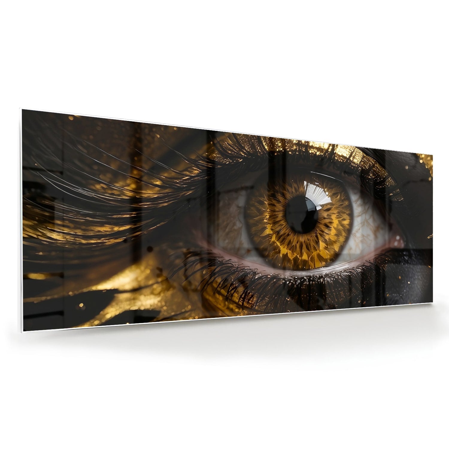 Glazen schilderij van een gouden oog op een zwarte achtergrond, hangt aan de muur.