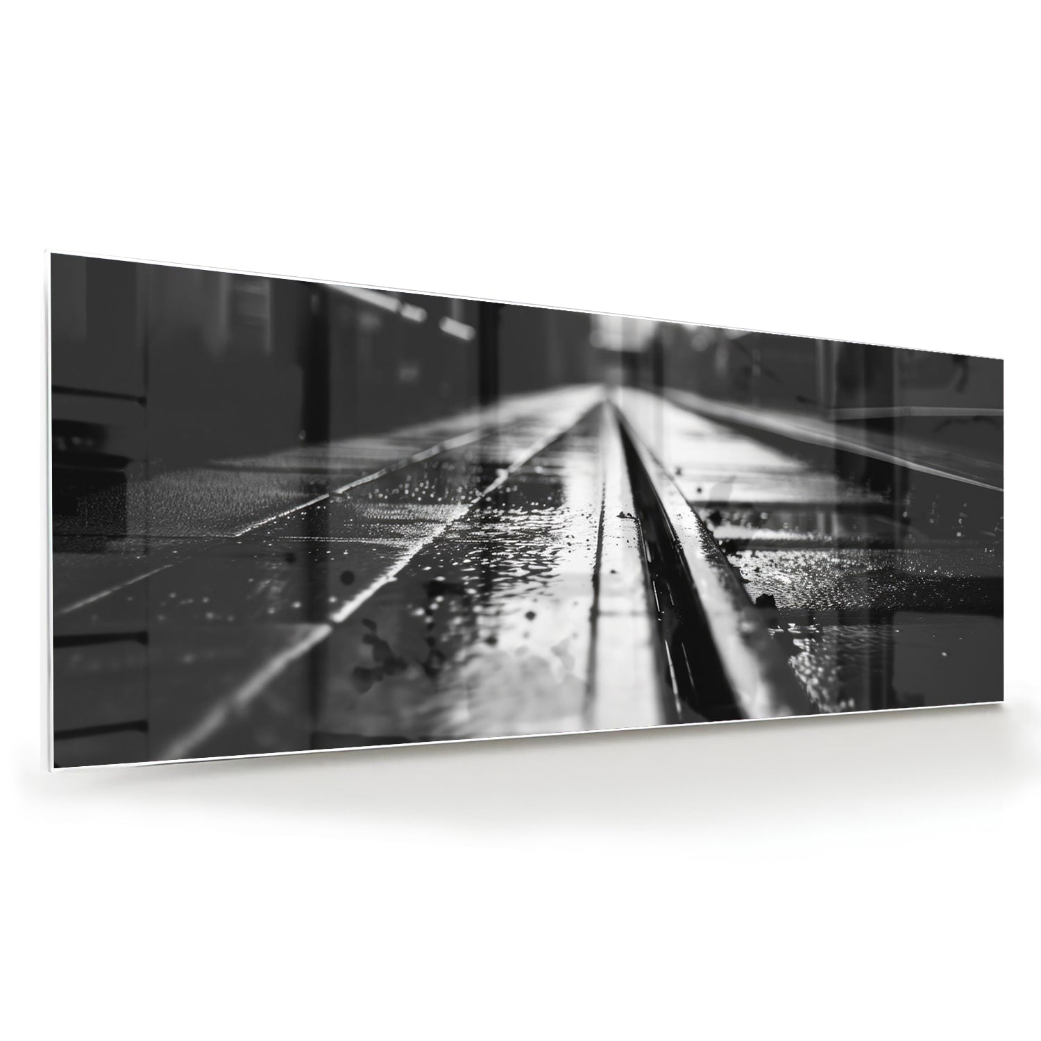 Zwart-wit glazen schilderij van natte straten in een moderne woonruimte.