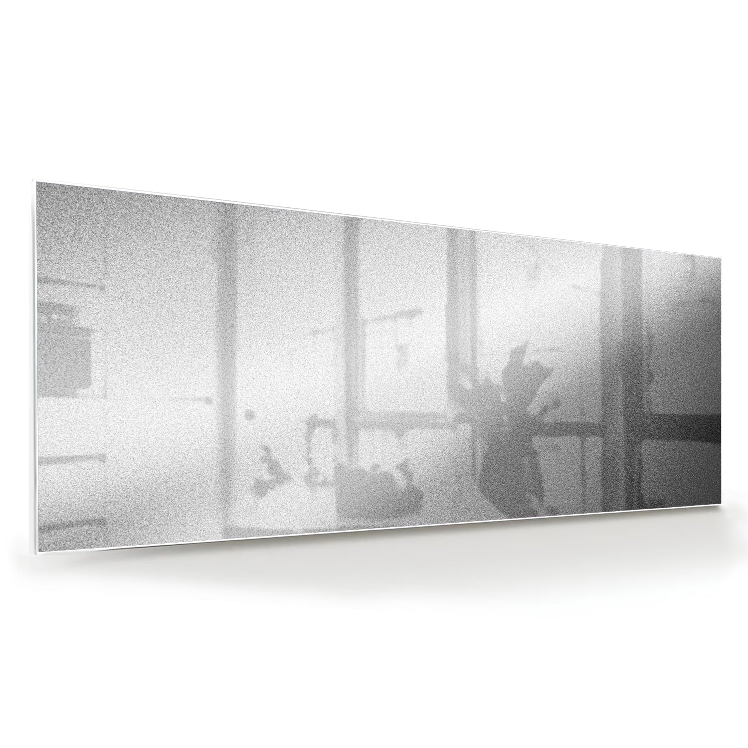 Minimalistisch glazen schilderij met reflecties in een sfeervolle kamer