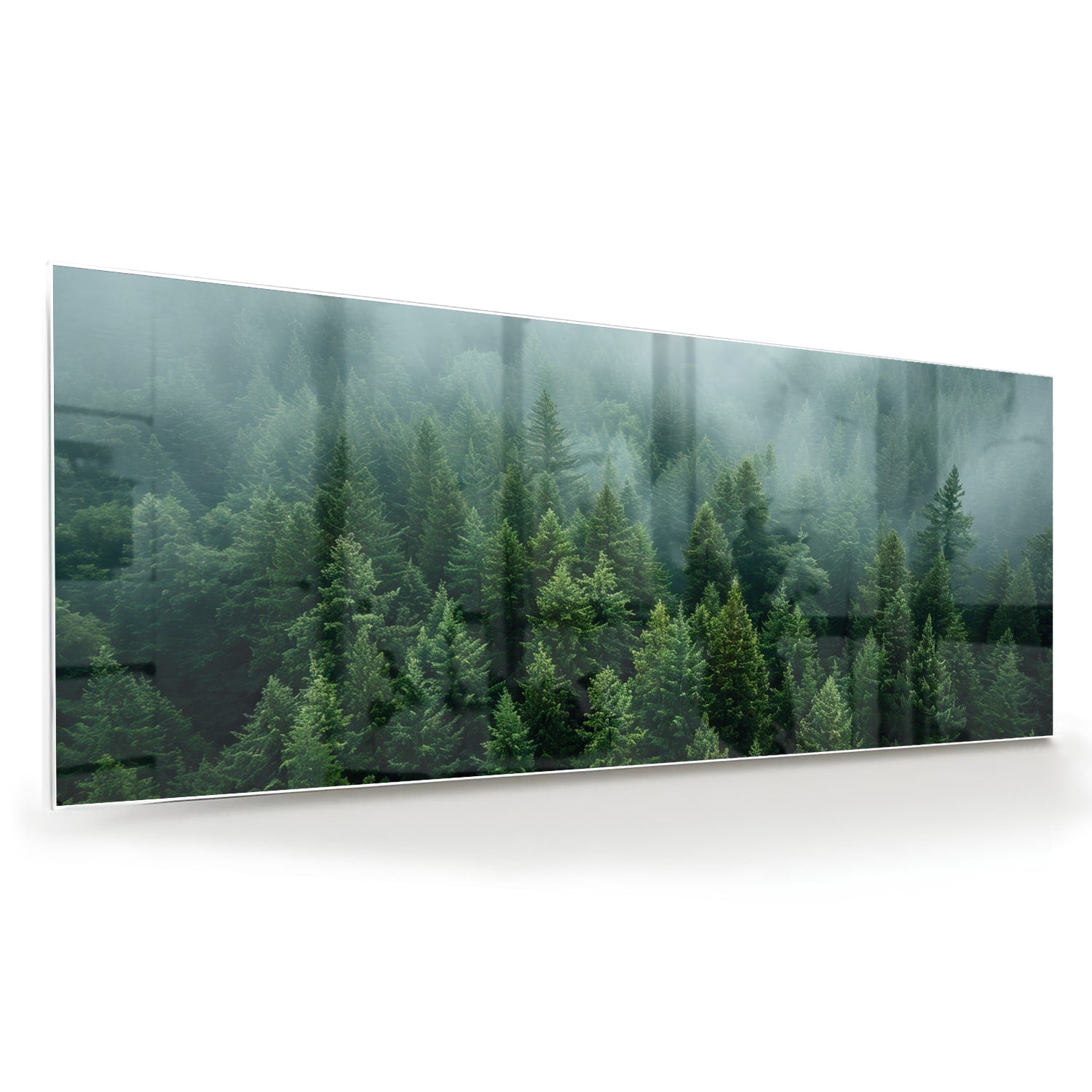 Glazen schilderij van dennenbossen in mist aan de muur