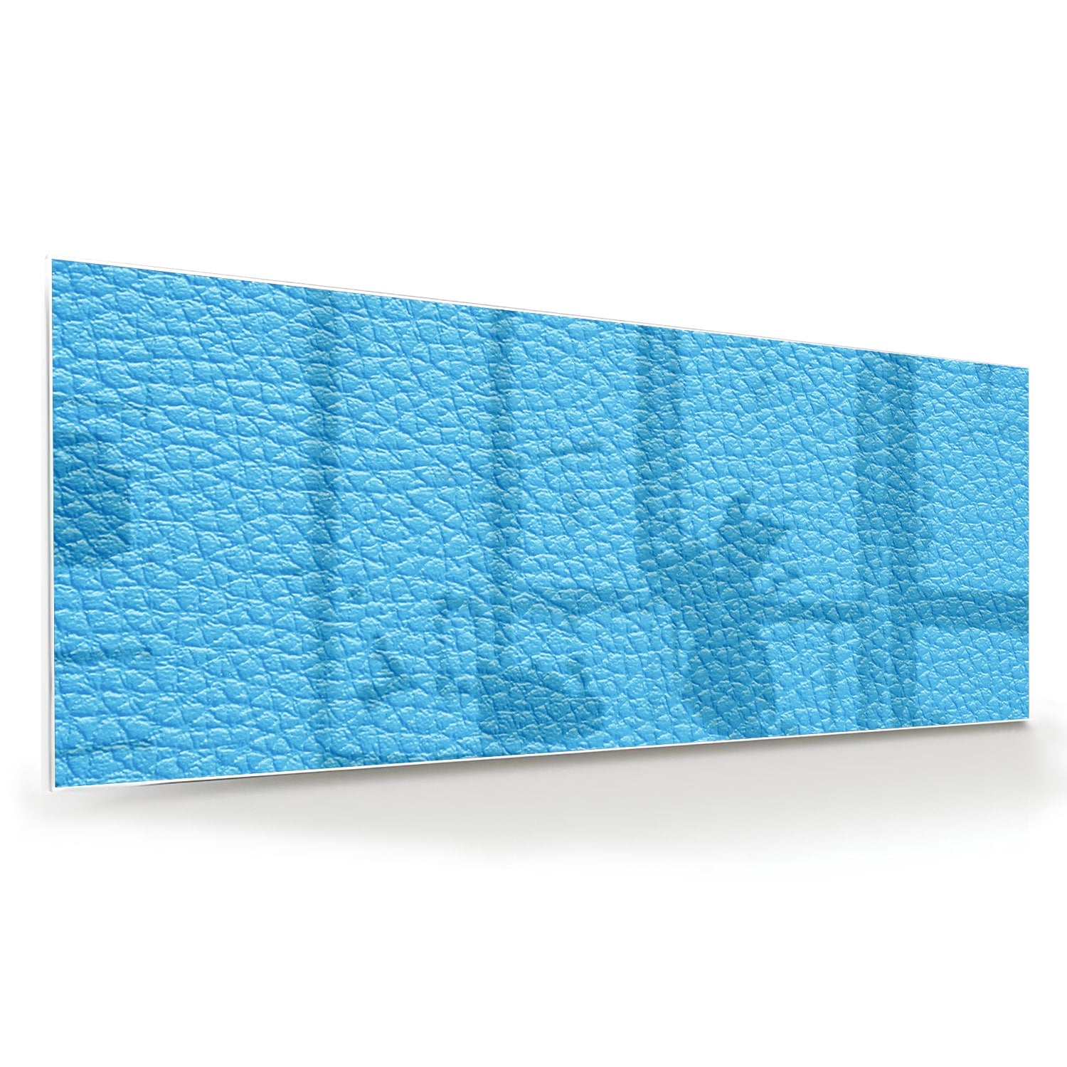 Blauw glazen schilderij met unieke textuur aan de muur in een moderne woonkamer