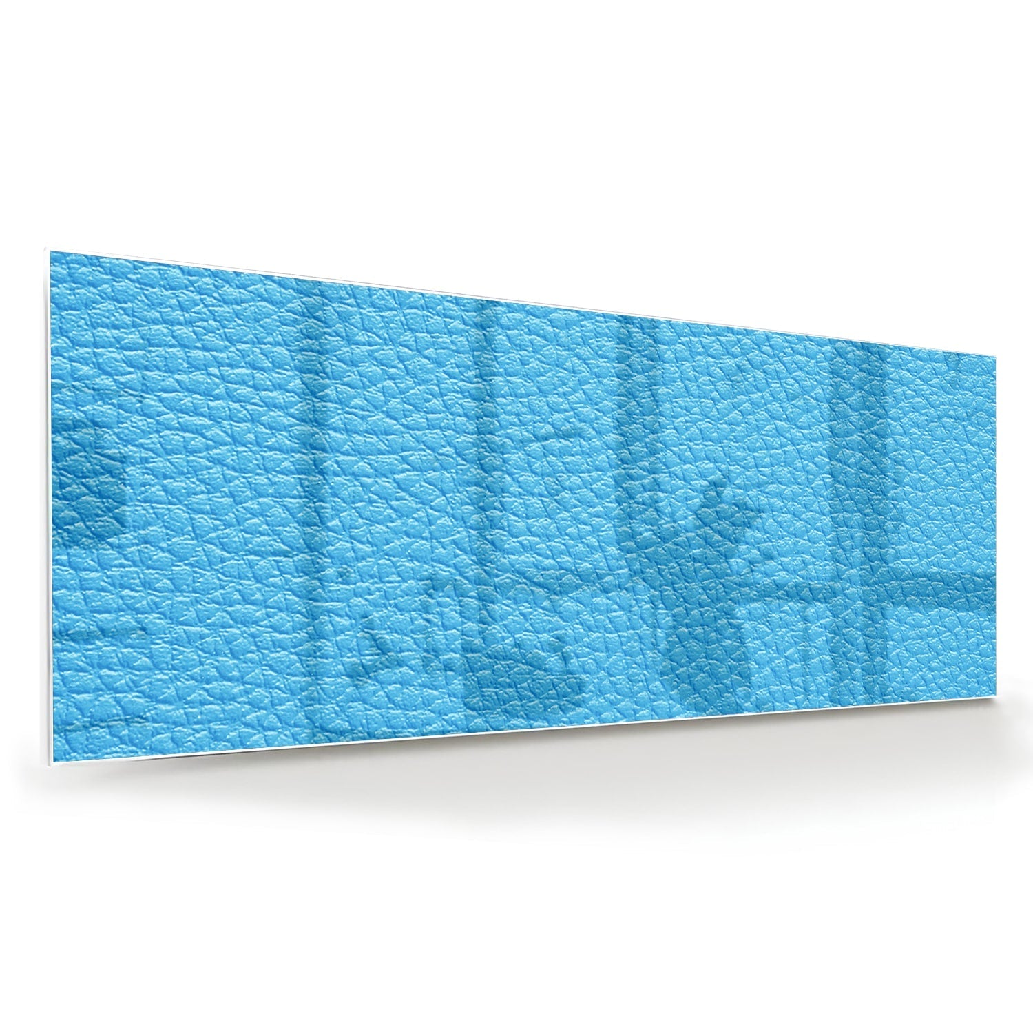 Blauw glazen schilderij met unieke textuur aan de muur in een moderne woonkamer