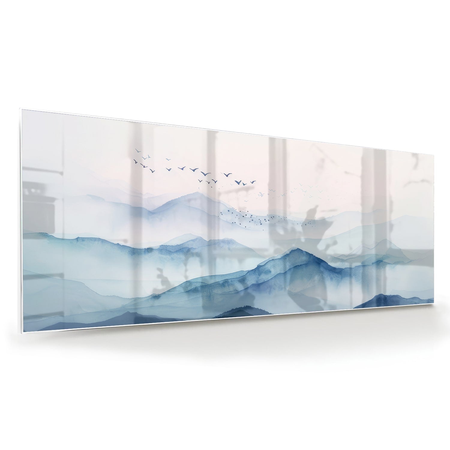 Glazen schilderij met blauwe bergen en pastelhemel, ideaal voor wanddecoratie.