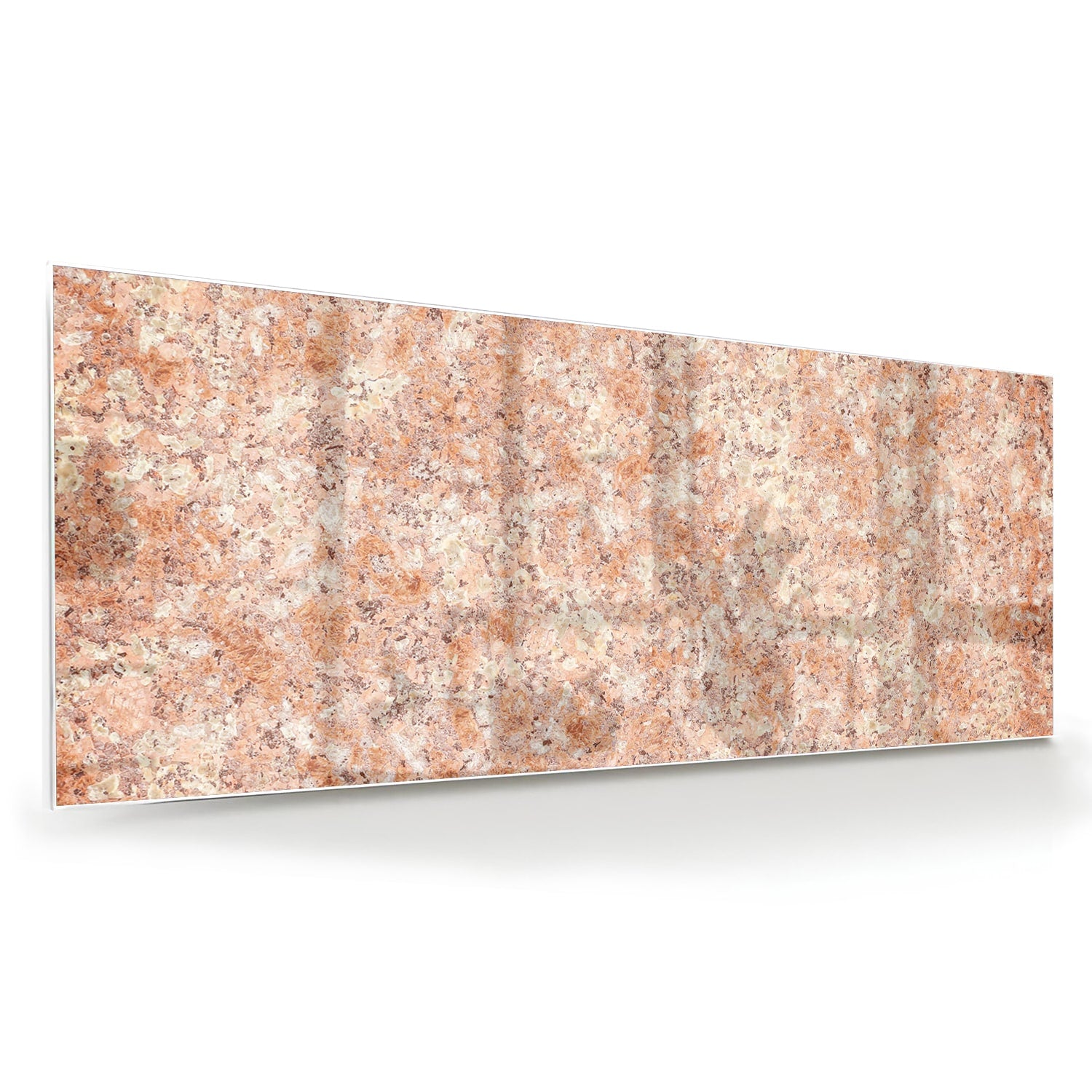 Glazen schilderij in zacht roze en goud aan de muur boven een houten kast