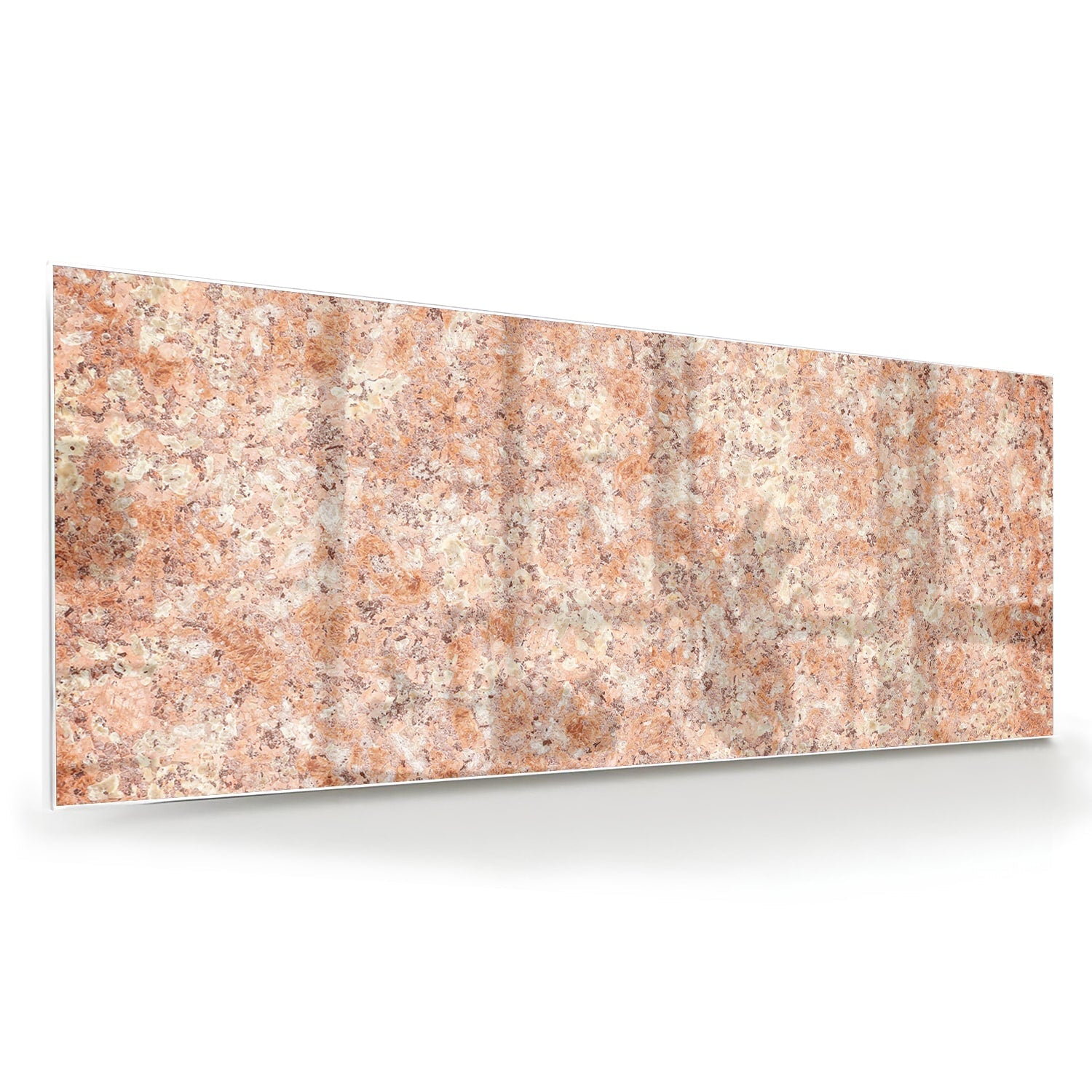 Glazen schilderij in zacht roze en goud aan de muur boven een houten kast