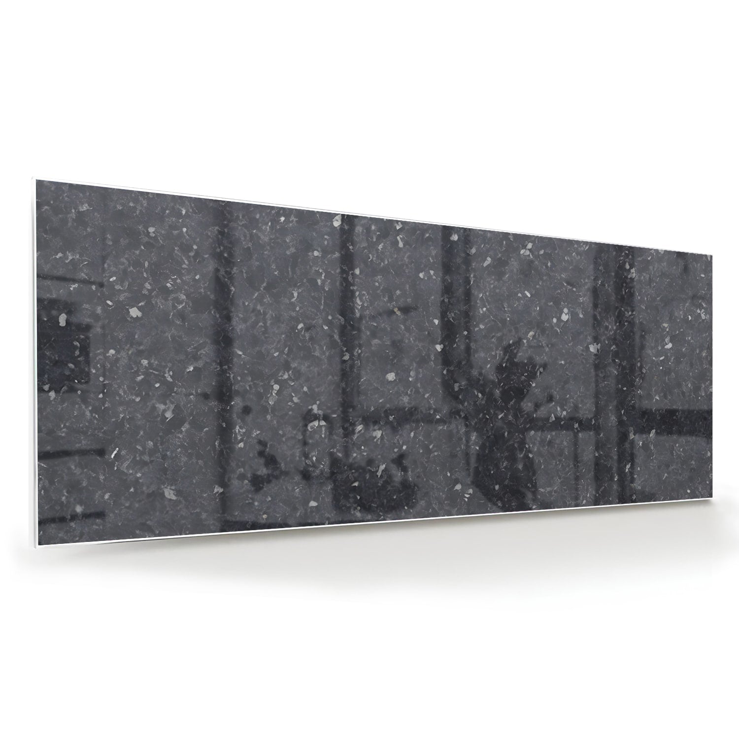 Elegant zwart glazen schilderij dat een moderne sfeer toevoegt aan een interieur.