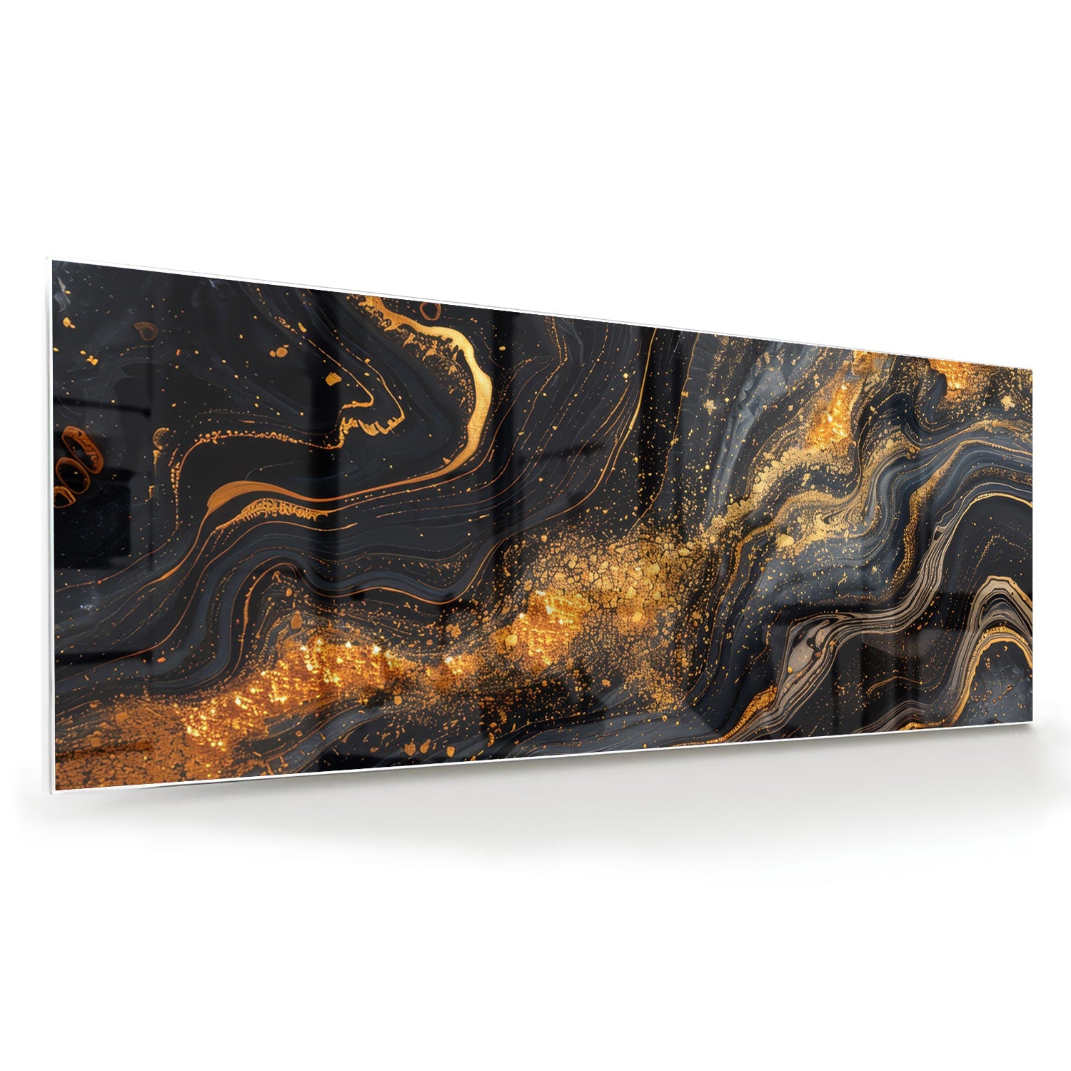 Glas schilderij met een zwart en gouden marmerdesign aan de muur in een moderne woonkamer