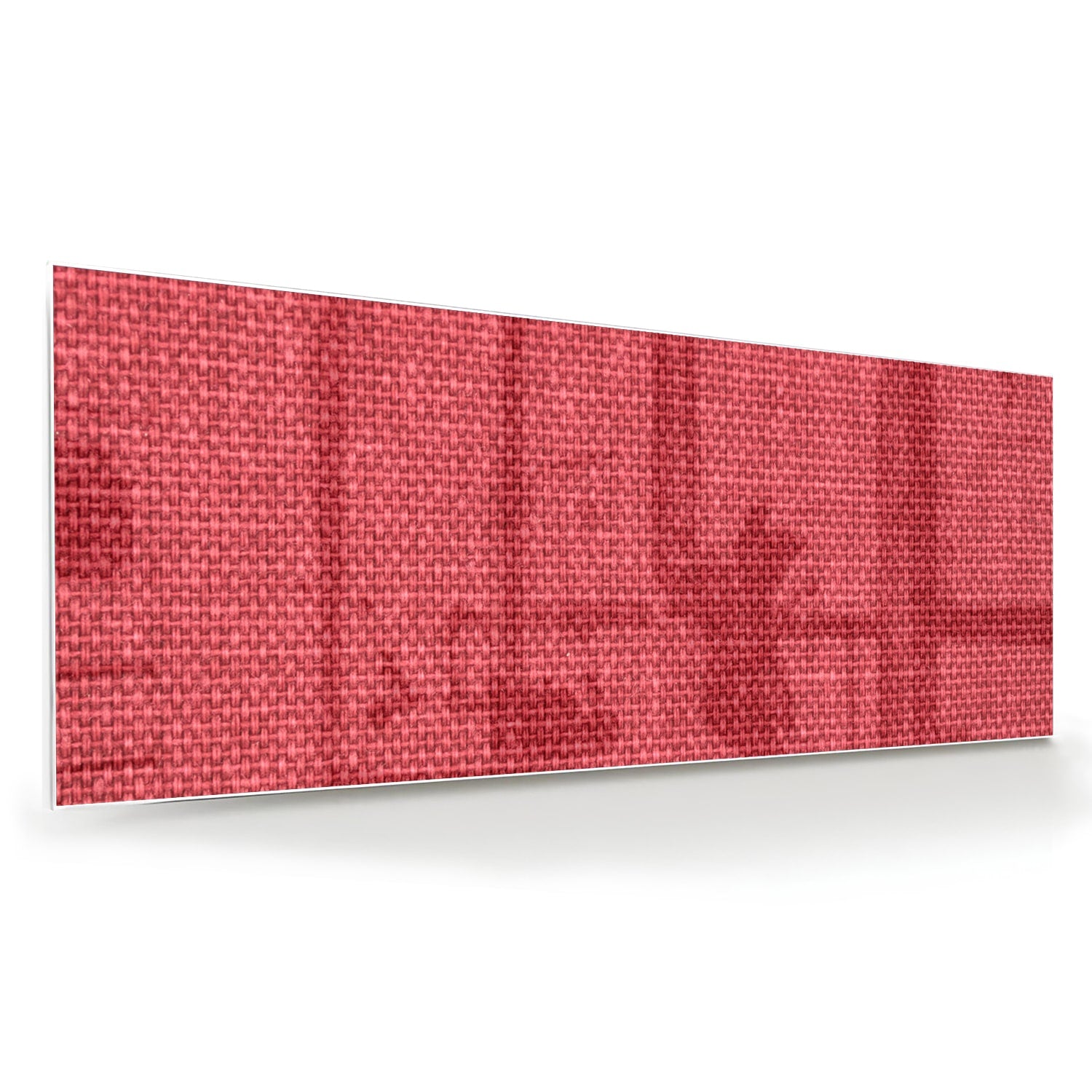 Modern glazen schilderij in helder rood aan de muur boven een licht houten kast.