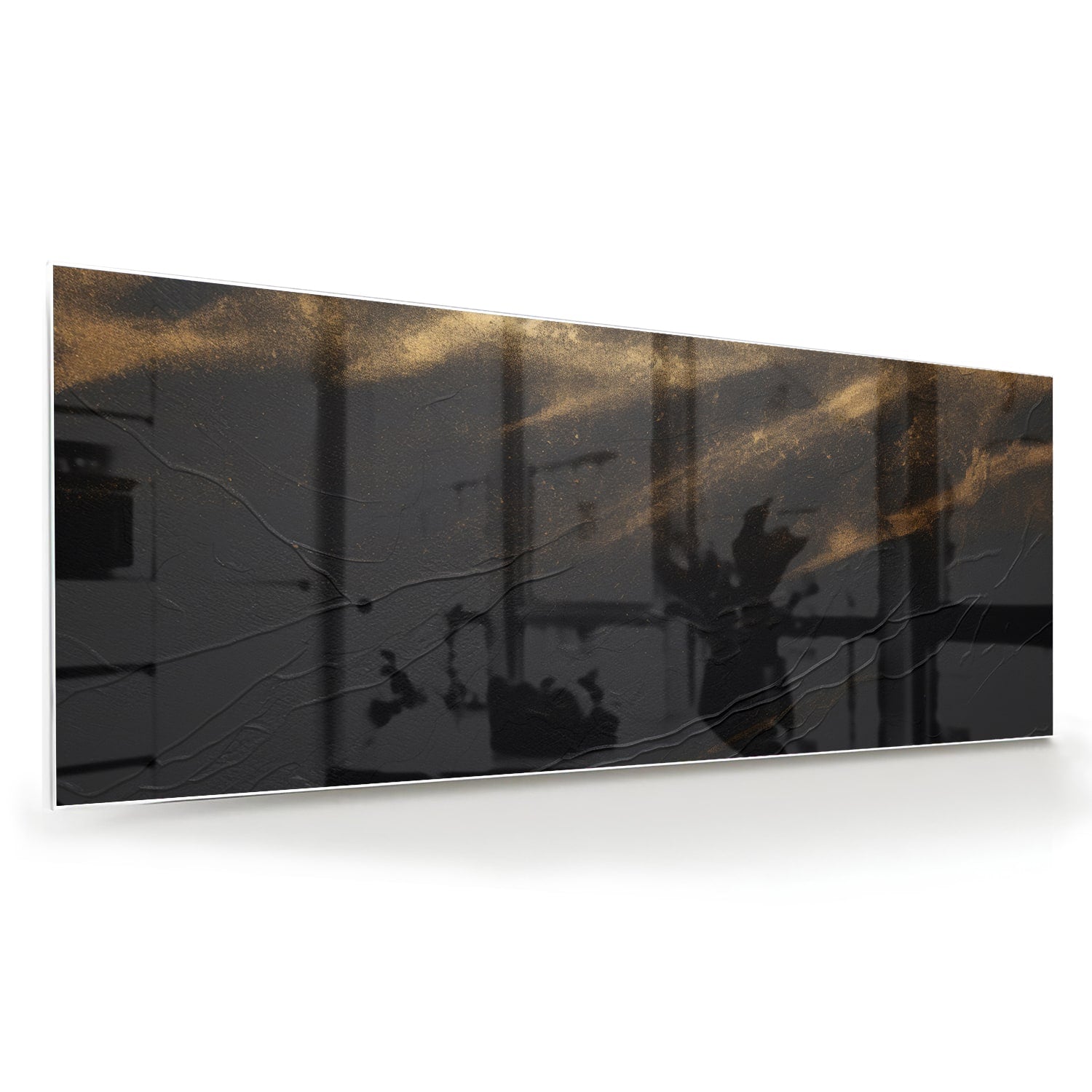 Elegant zwart glazen schilderij met gouden accenten aan de muur.