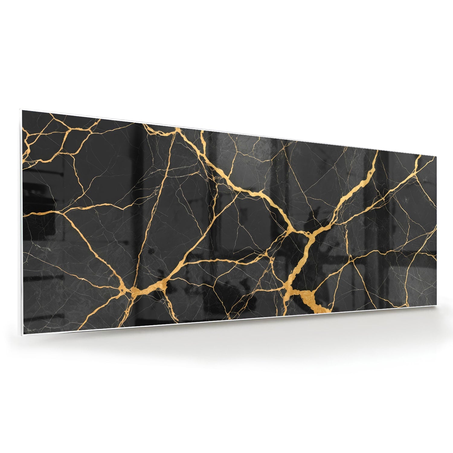 Glazen schilderij in zwart met gouden aderen, hangt aan een muur.
