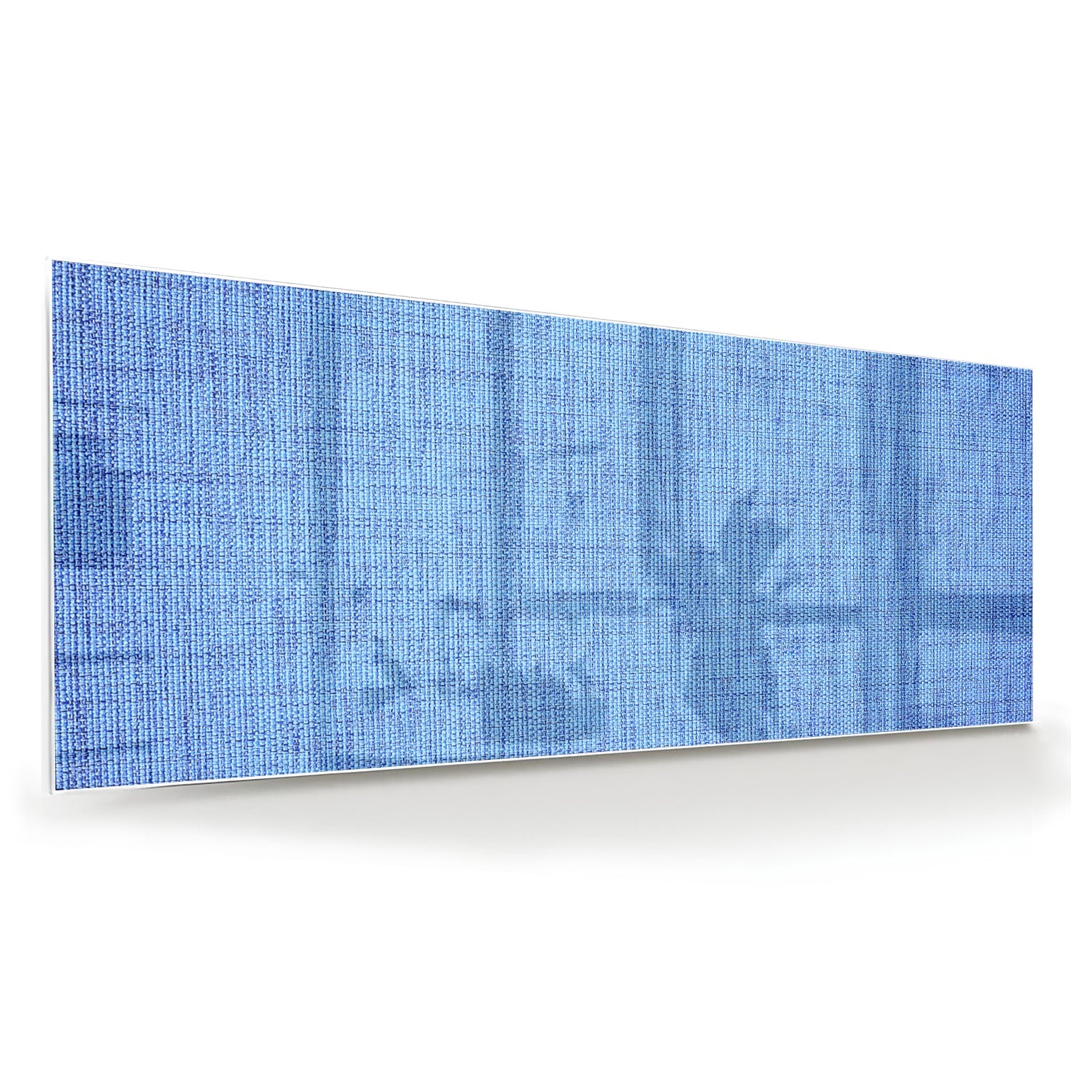 Blauw glazen schilderij aan de muur in een moderne woonkamer
