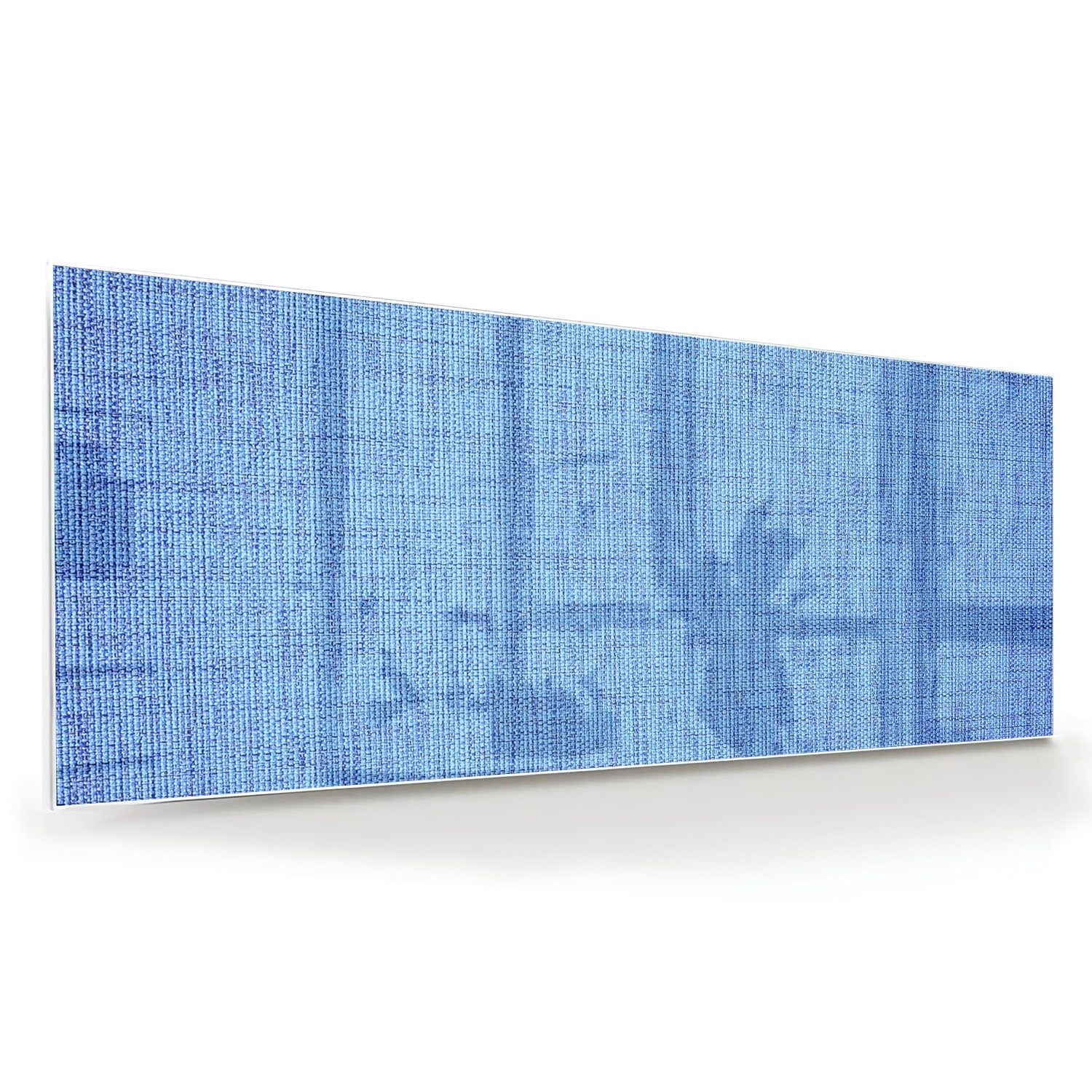 Blauw glazen schilderij aan de muur in een moderne woonkamer