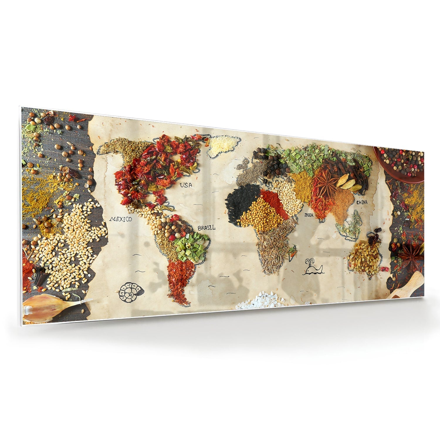 Kleurrijk glazen schilderij met een artistieke weergave van fruit en specerijen aan de muur.
