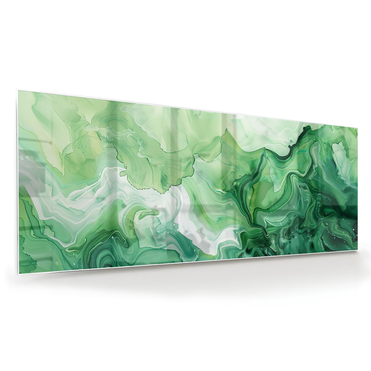 Een groen marmeren glazen schilderij dat hangt boven een kast in een moderne woonkamer.