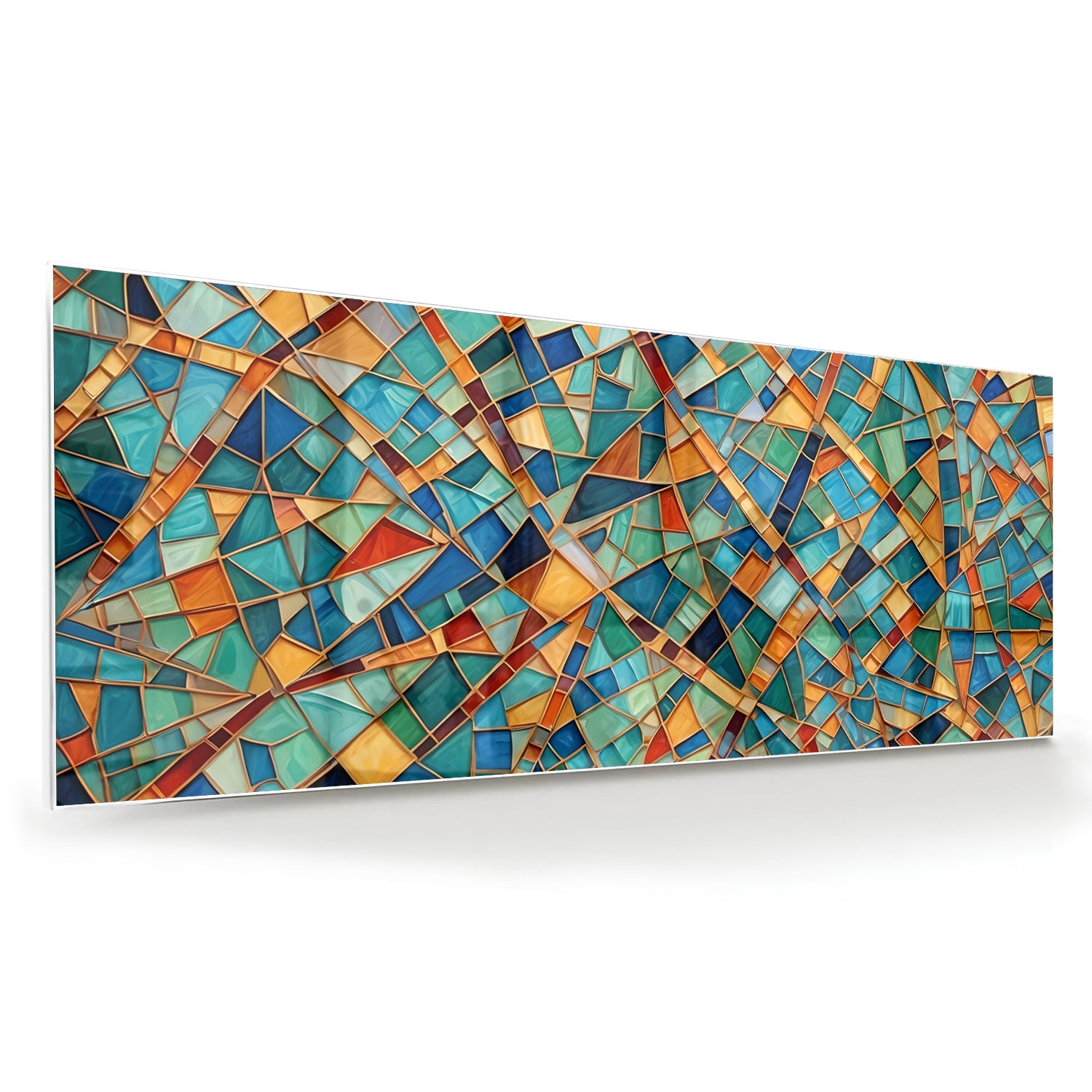 Kleurrijk abstract glazen schilderij aan de muur boven een houten meubel.