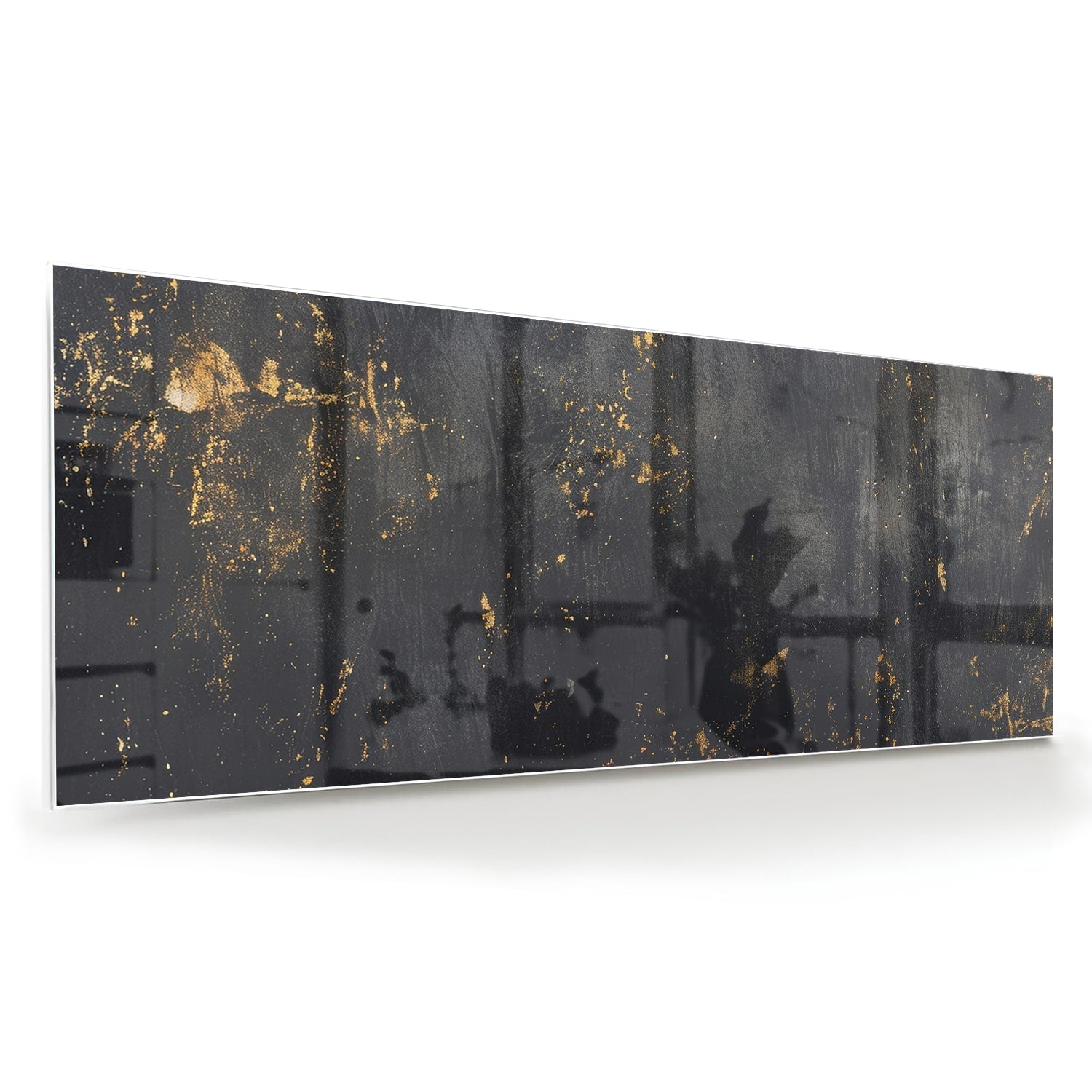 Glazen schilderij met een zwart oppervlak en gouden accenten hangt aan de muur in een moderne woonkamer.