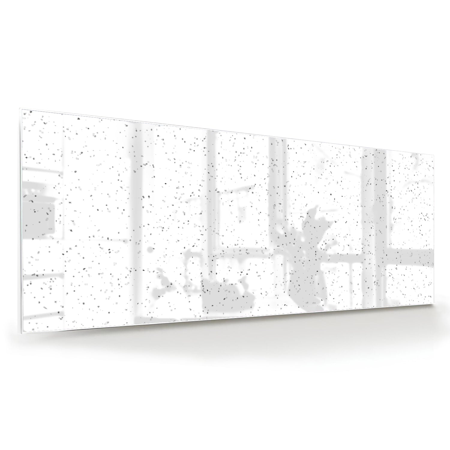 Modern glazen schilderij met speckles aan de muur in een lichte woonkamer