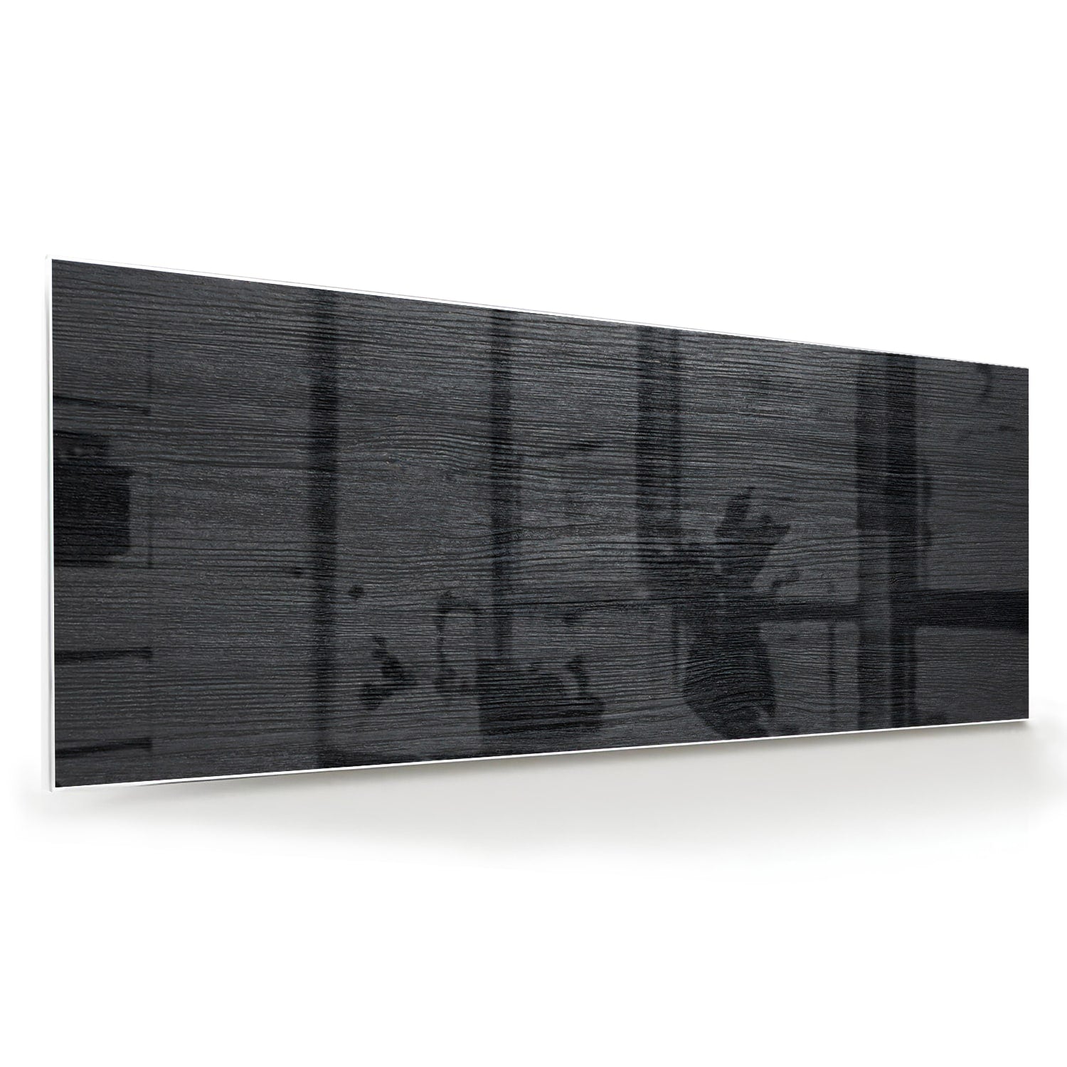 Stijlvol zwart glazen schilderij aan een wand in een moderne woonkamer.