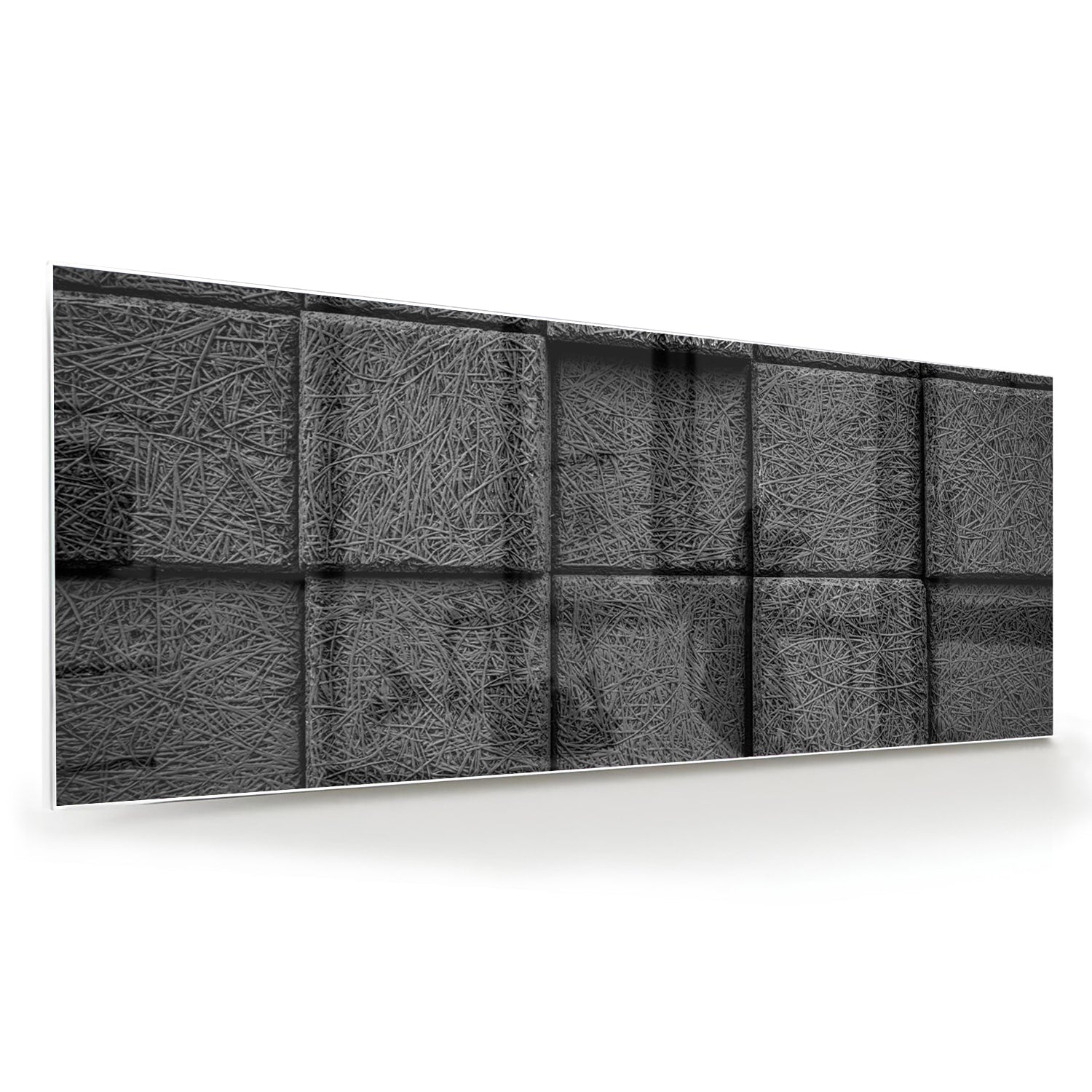 Abstract donker glazen schilderij aan een witte muur in een moderne woonkamer