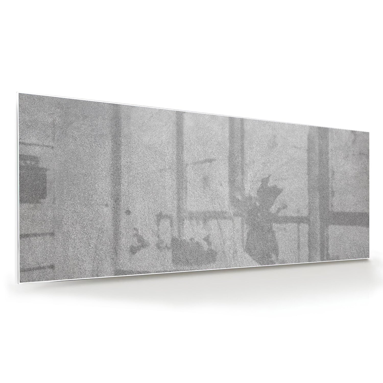Minimalistisch glazen schilderij met handafdrukken aan de muur.