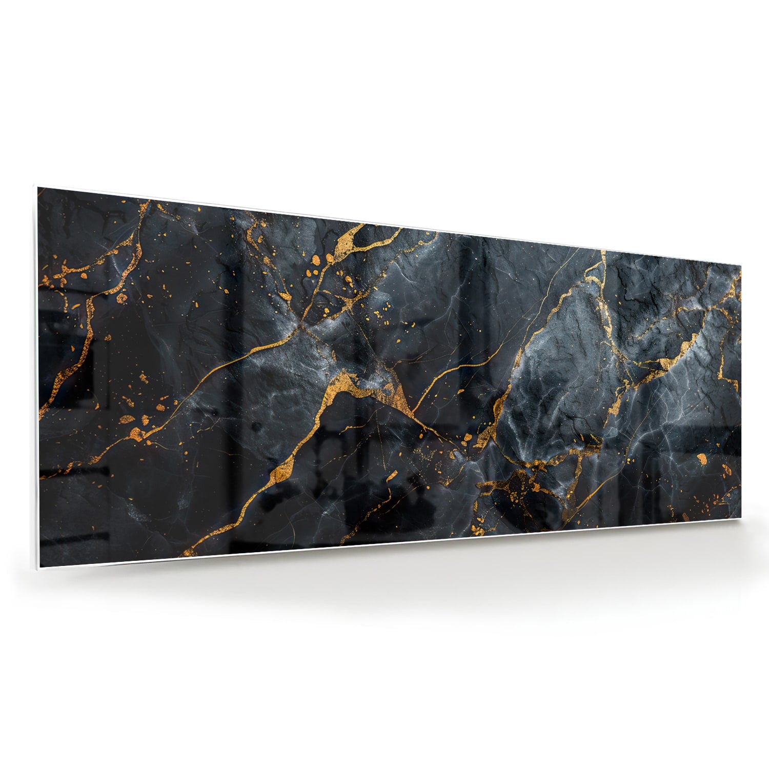 Glazen schilderij met marmerlook in zwart met gouden details aan de muur.
