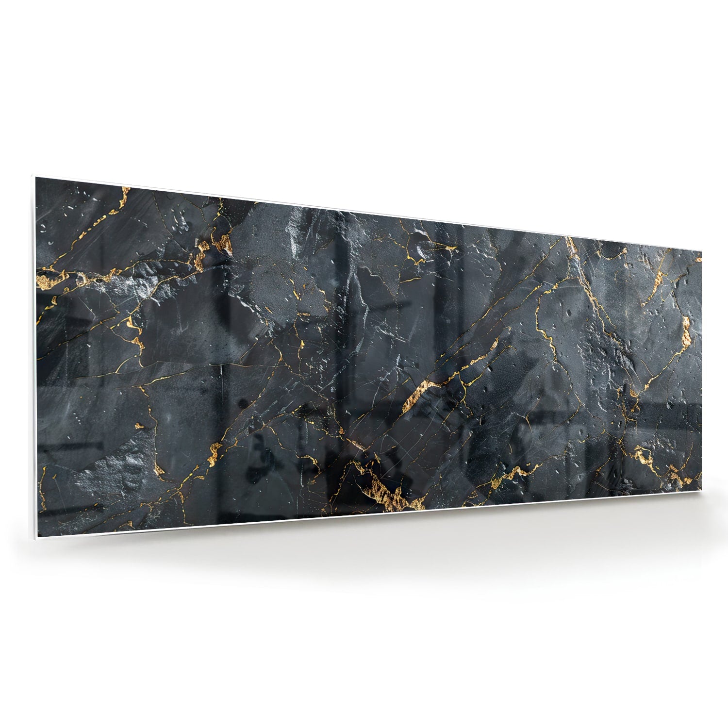Glazen schilderij met zwarte marmerlook en gouden details aan de muur.
