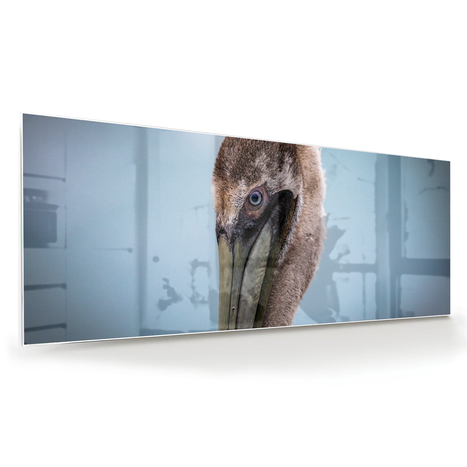 Glazen schilderij van een pelikan met een elegant design in een moderne woonkamer.