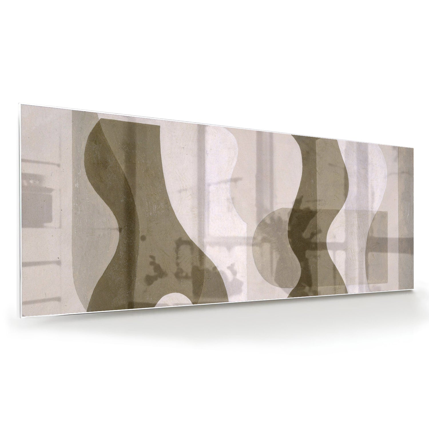 Moderne glazen schilderij met abstracte vormen in een woonkamer.