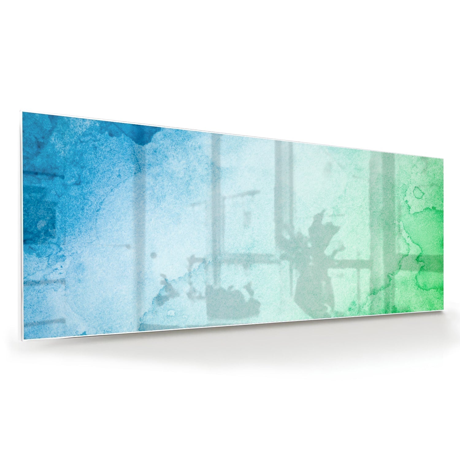 Abstract glazen schilderij in diverse tinten blauw en groen aan de muur.