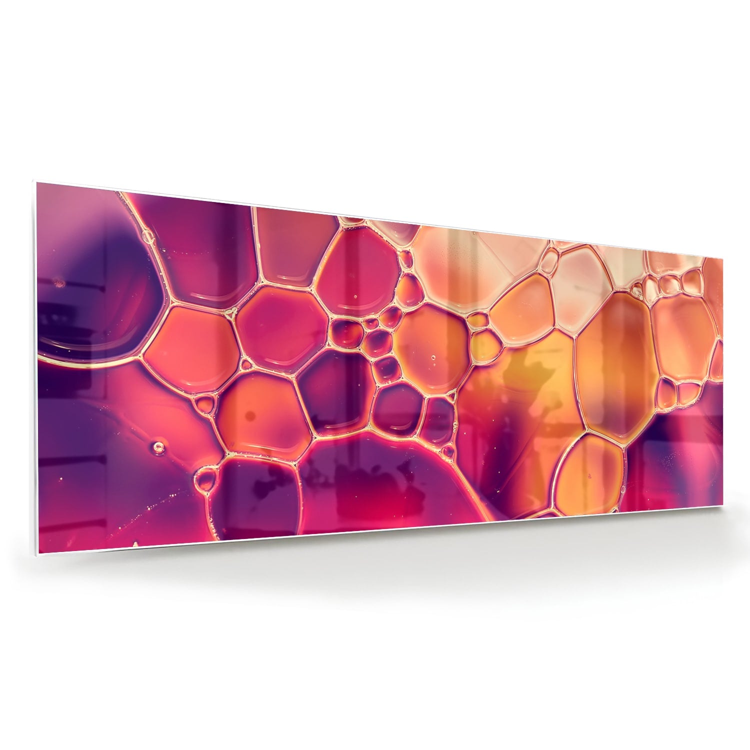 Abstract glazen schilderij met warme tinten in een interieur.