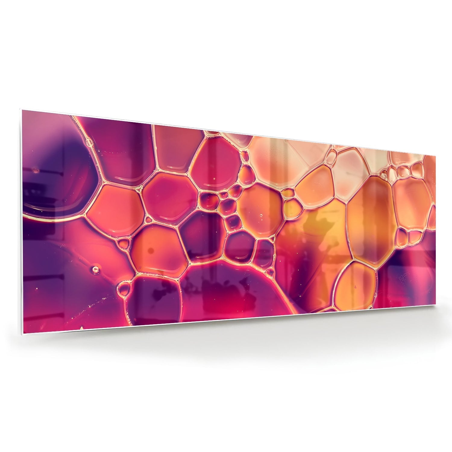 Abstract glazen schilderij met warme tinten in een interieur.