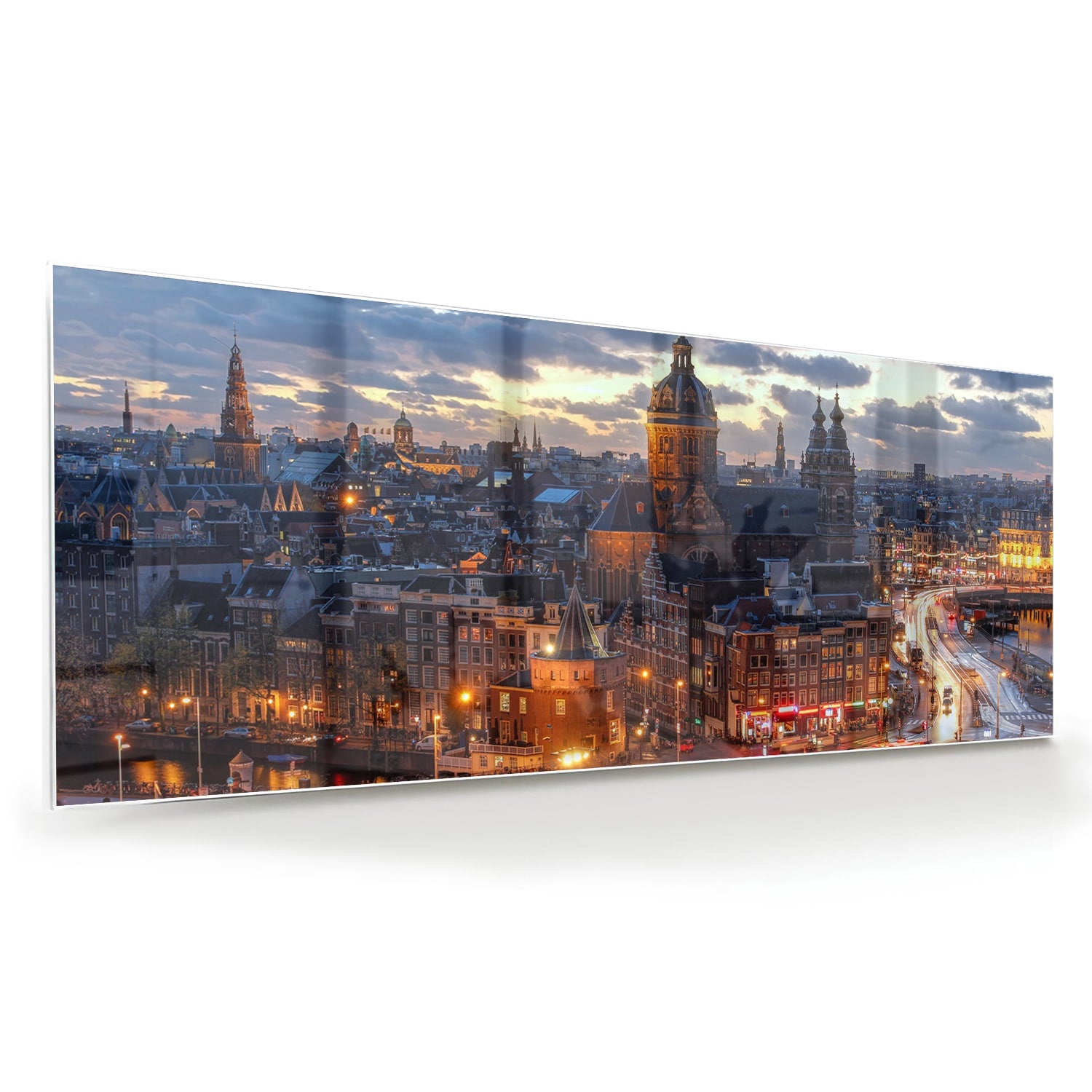 Glazen schilderij van een stedelijk landschap met stadslichten.