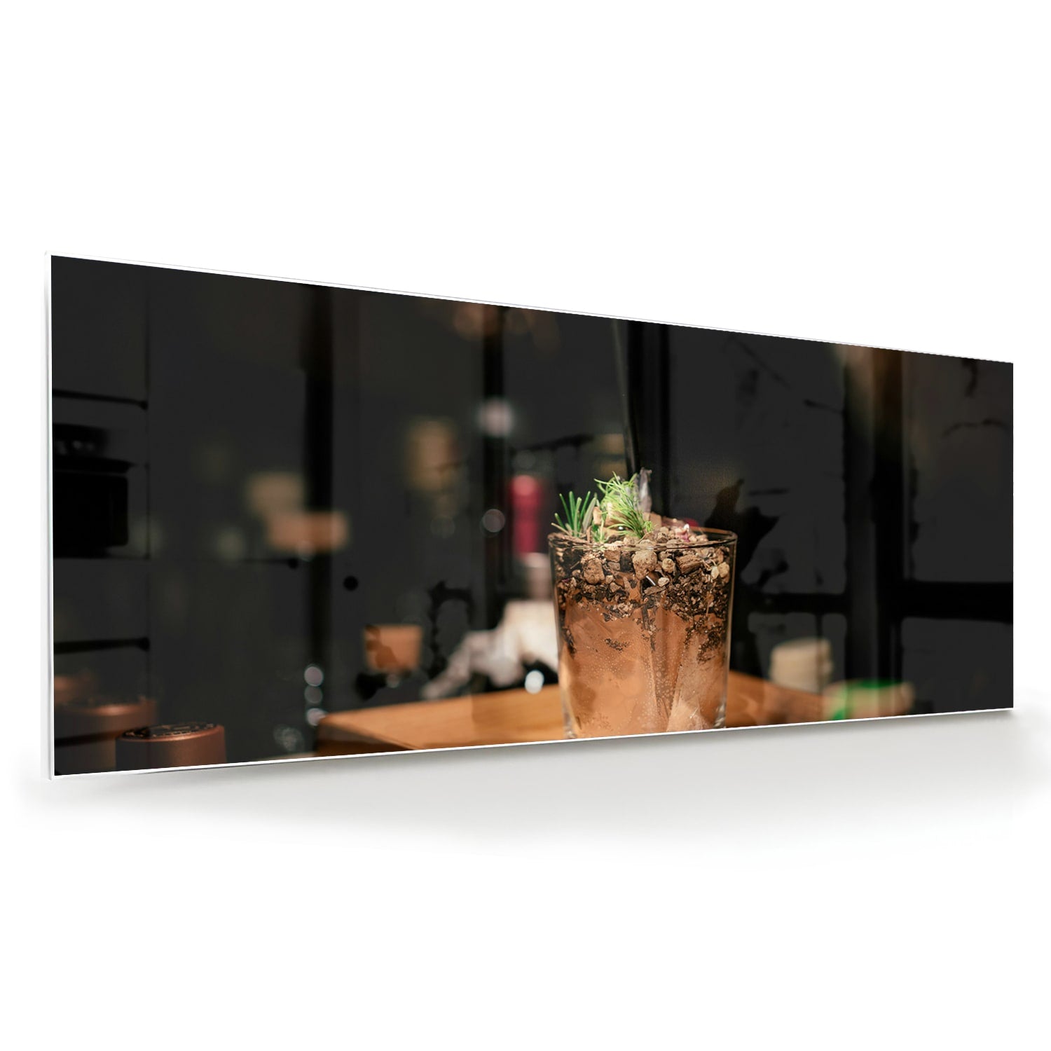 Glazen schilderij van een cocktail die sfeer en luxe uitstraalt.