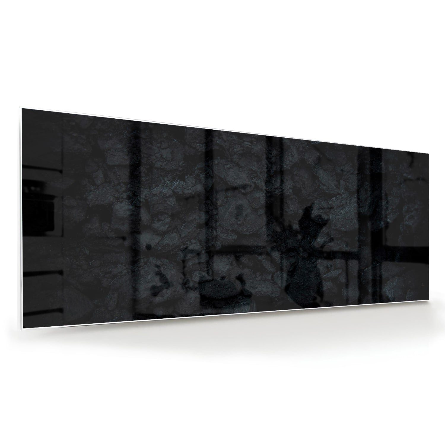 Moderne glazen schilderij met abstracte schakeringen aan de muur in een lichte kamer.