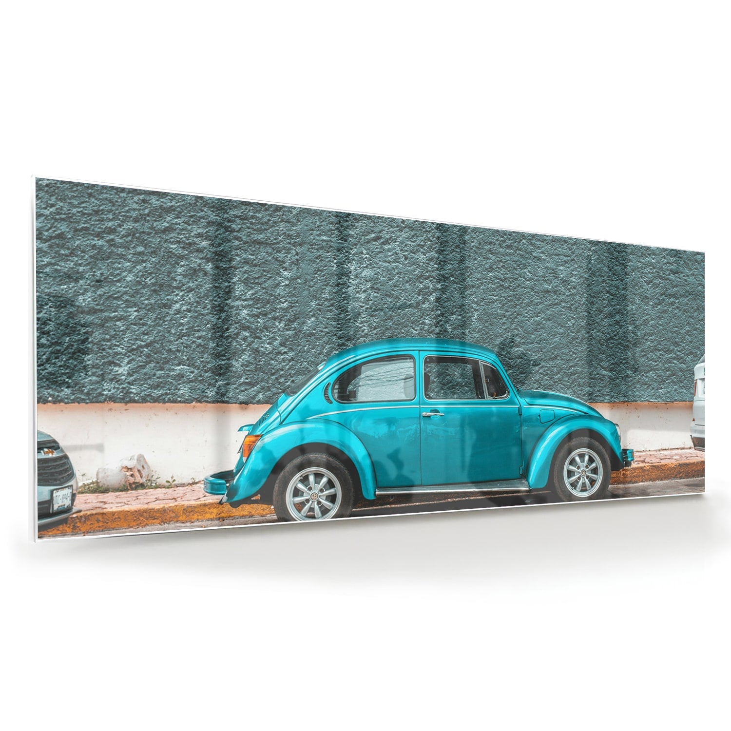 Glazen schilderij van een turquoise auto aan de muur in een moderne woonkamer.
