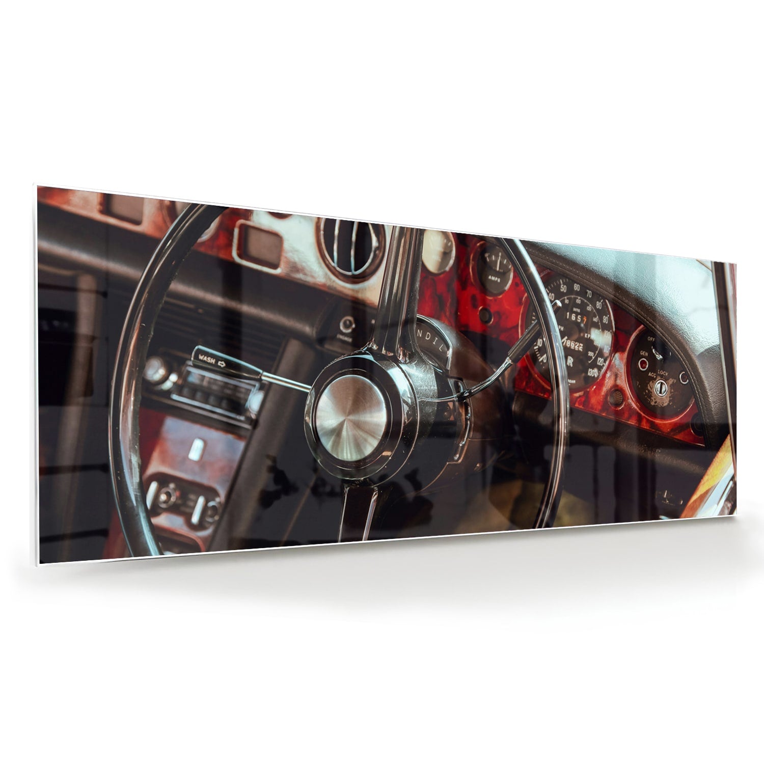 Glazen schilderij van een retro autostuur met dashboard details.