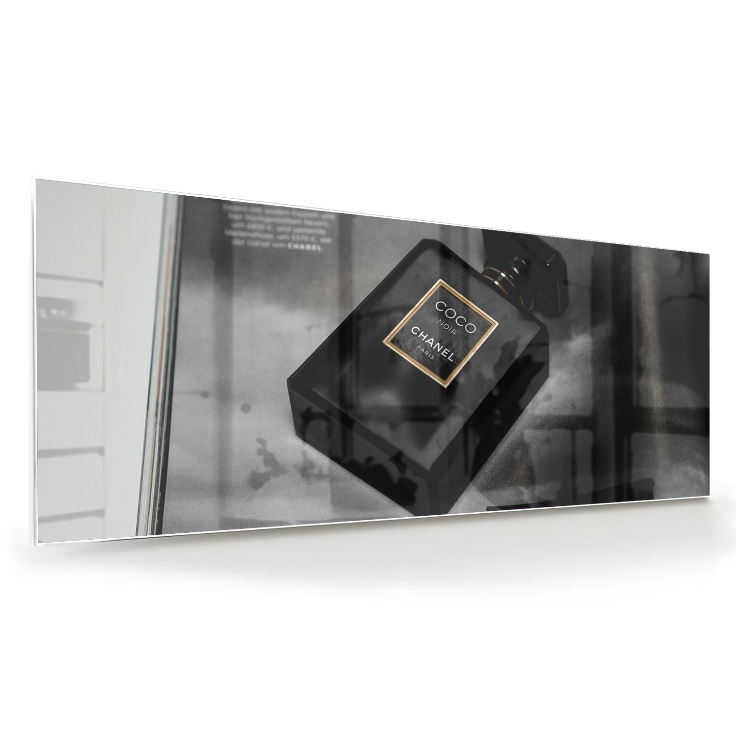 Glazen schilderij van een parfumfles in een modern interieur