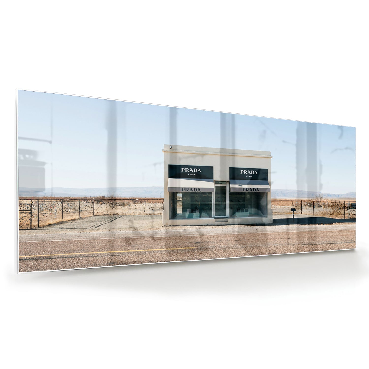 Glazen schilderij van een woestijnlandschap met moderne architectuur