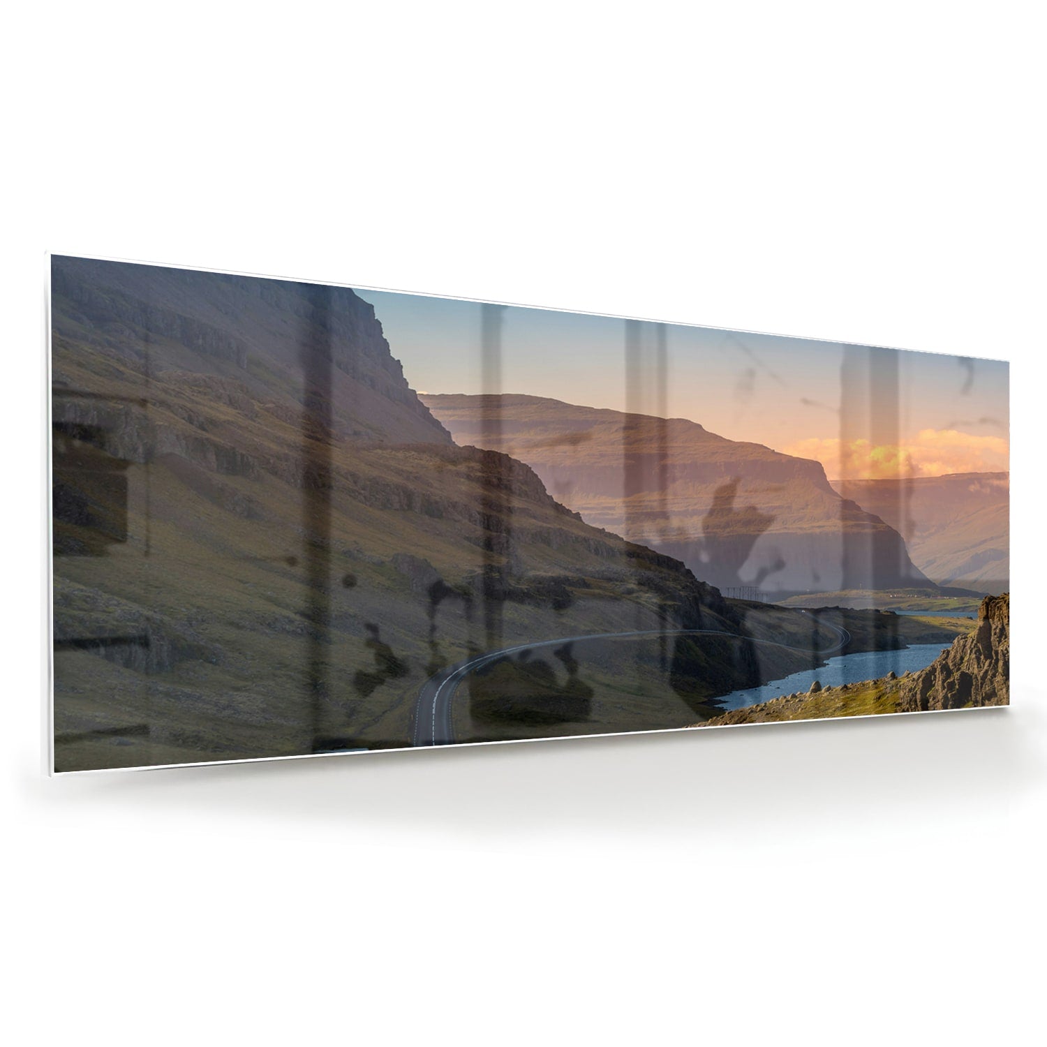 Glazen schilderij met uitzicht op bergen en een rivier in een modern interieur.