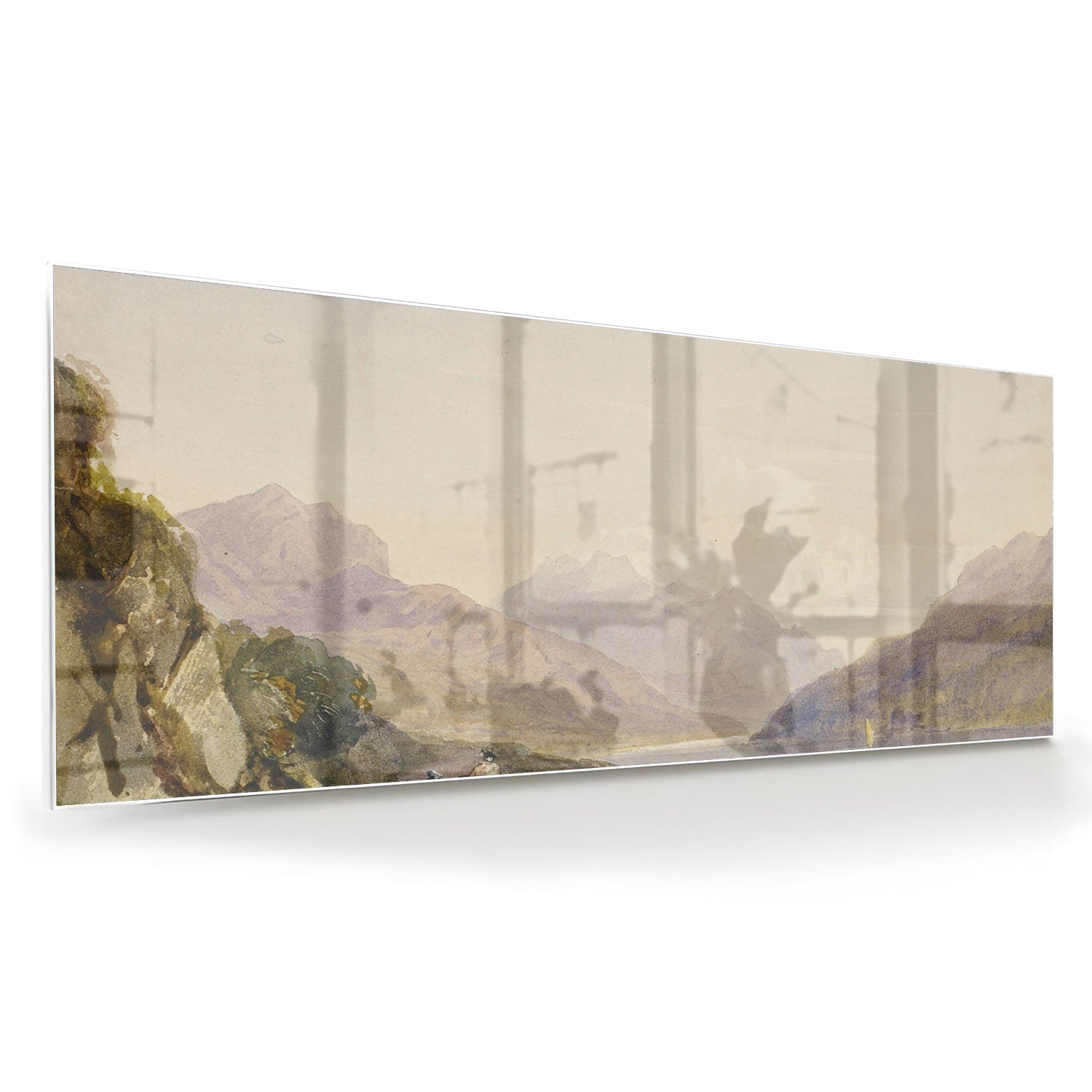 Glazen schilderij van een serene natuurlijke landschaapscne met bergen en water.