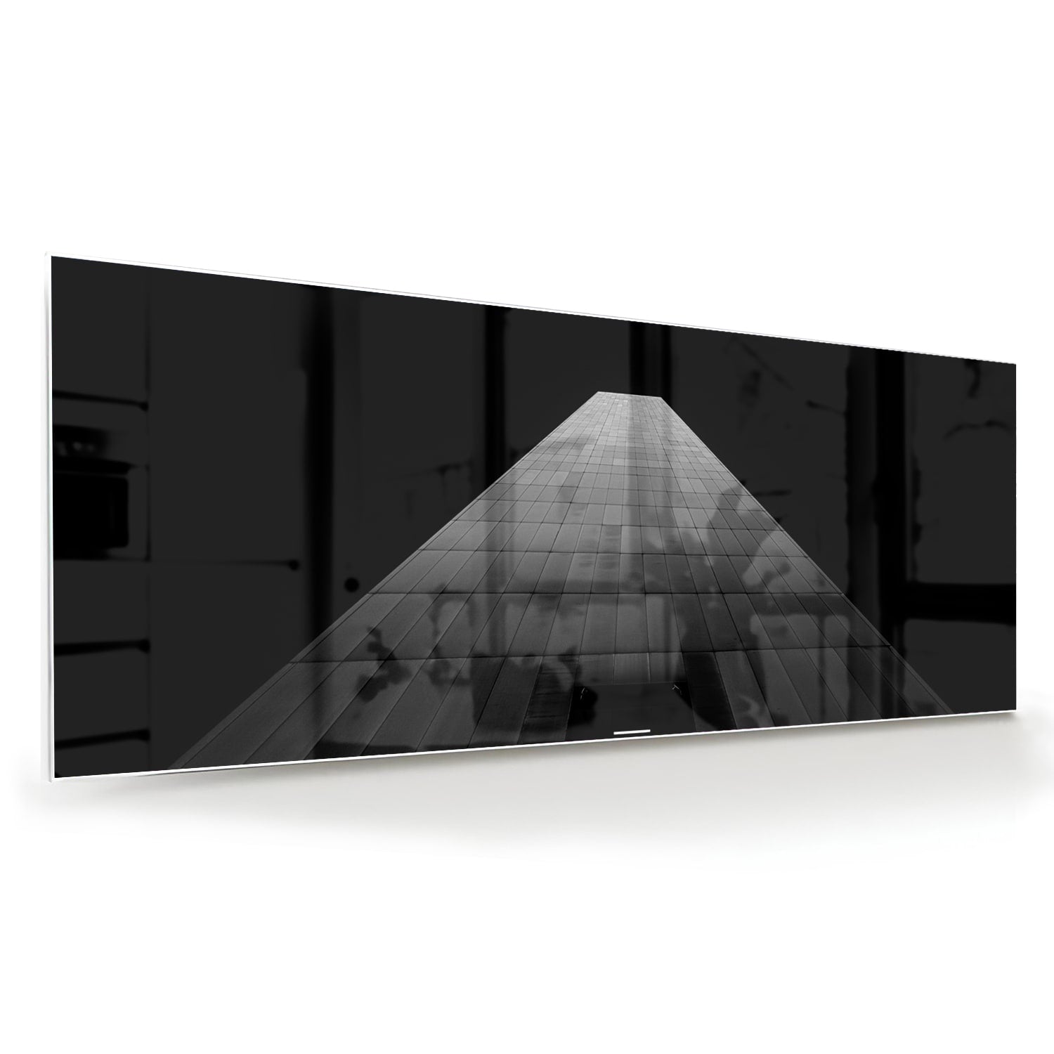 Minimalistisch glazen schilderij met lichtinval op houten vloer